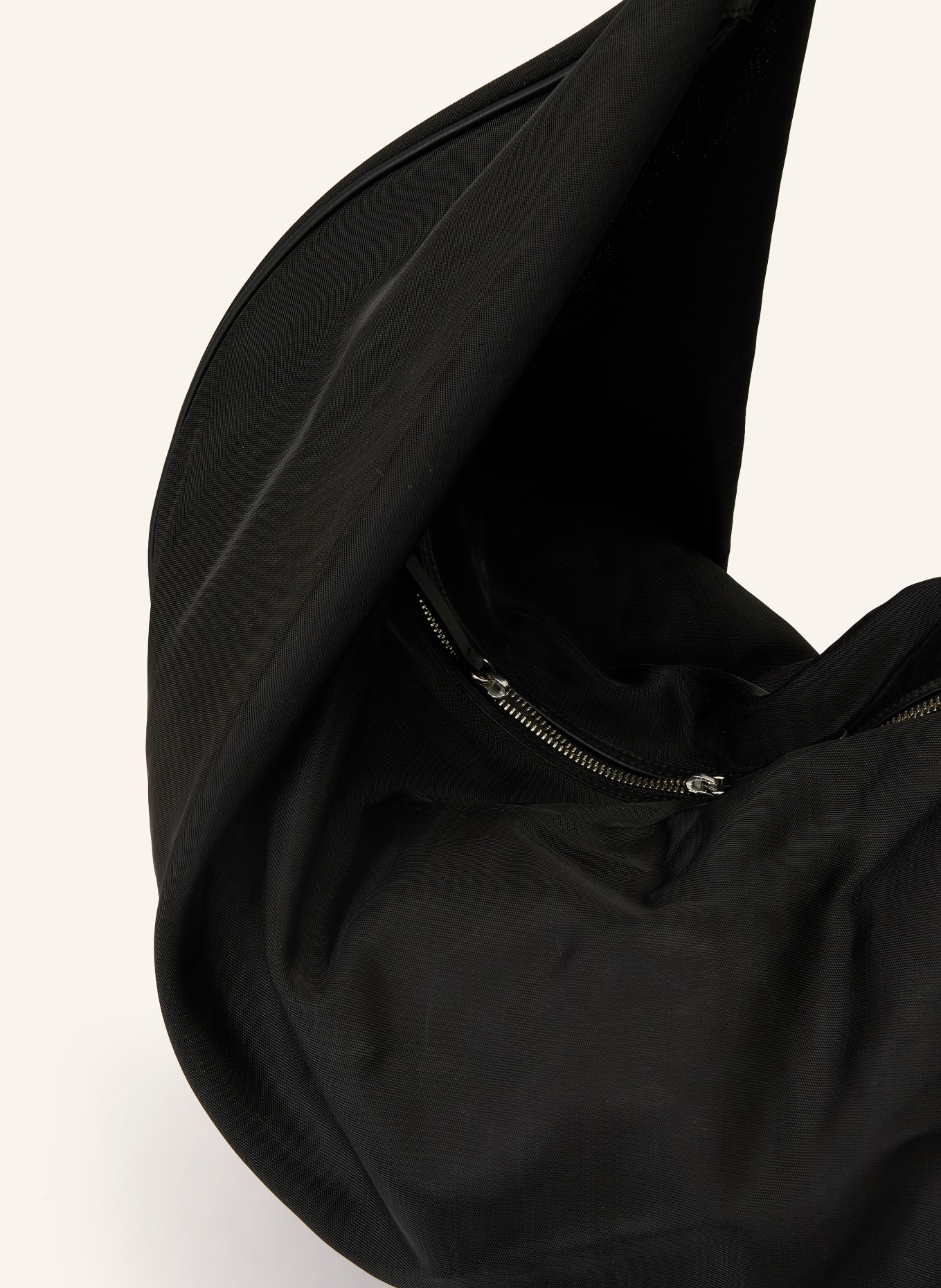 AESTHER EKME Beuteltasche RAY LARGE: SCHWARZ / SILBER