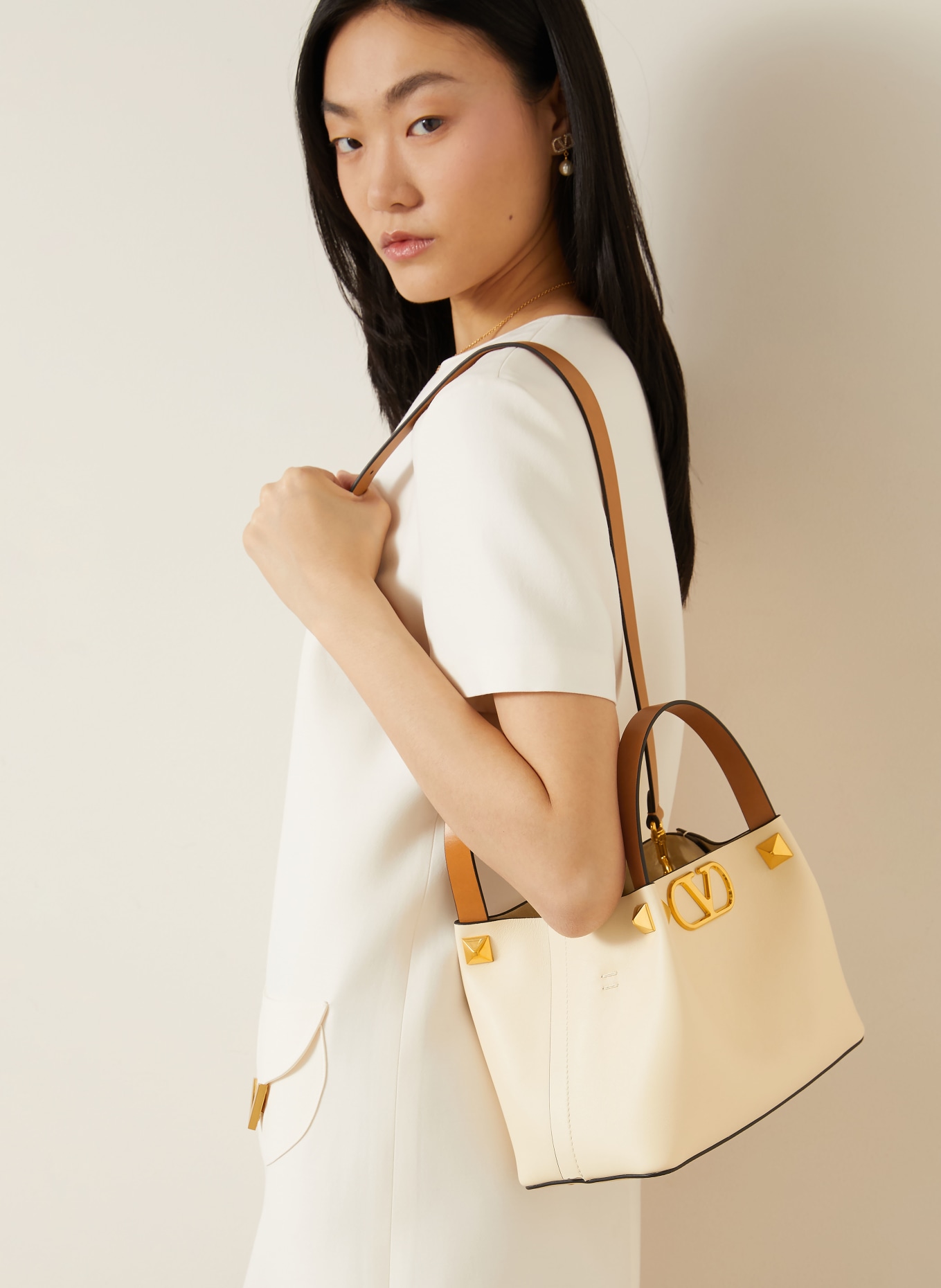 VALENTINO GARAVANI Handtasche VLOGO SIGNATURE SMALL mit Nieten: CREME / CAMEL