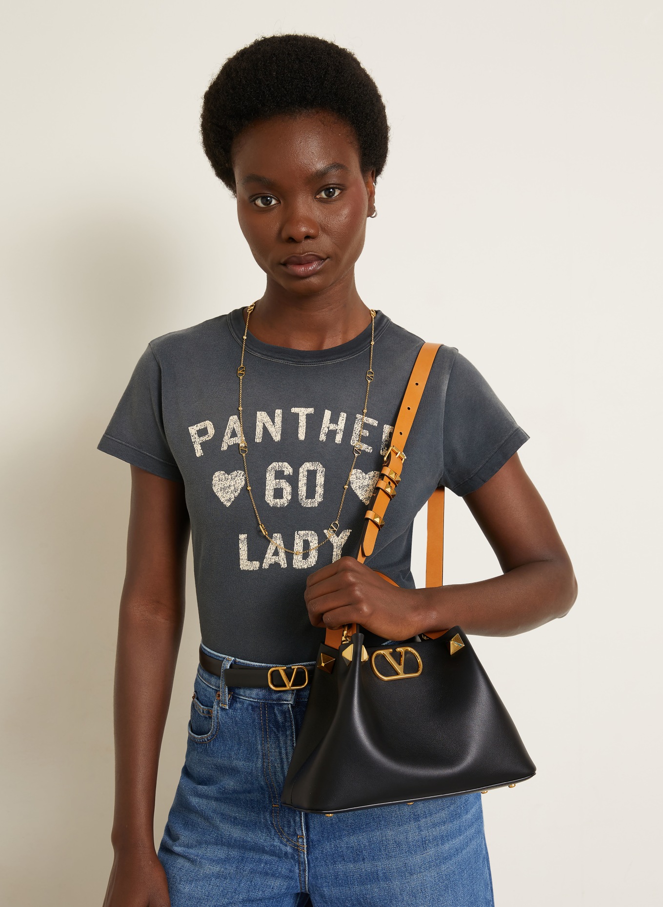 VALENTINO GARAVANI Handtas VLOGO SIGNATURE SMALL met studs: ZWART / GOUD / COGNAC