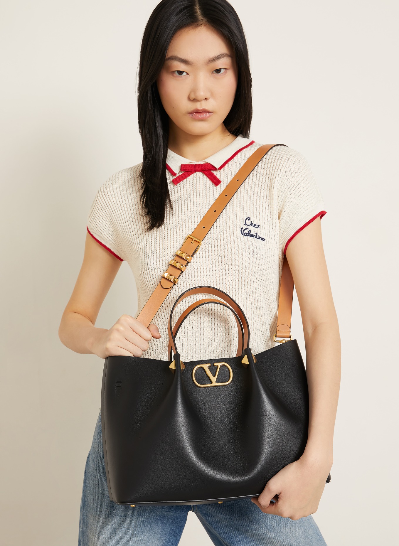 VALENTINO GARAVANI Handtas VLOGO SIGNATURE MEDIUM met etui: ZWART / GOUD / COGNAC