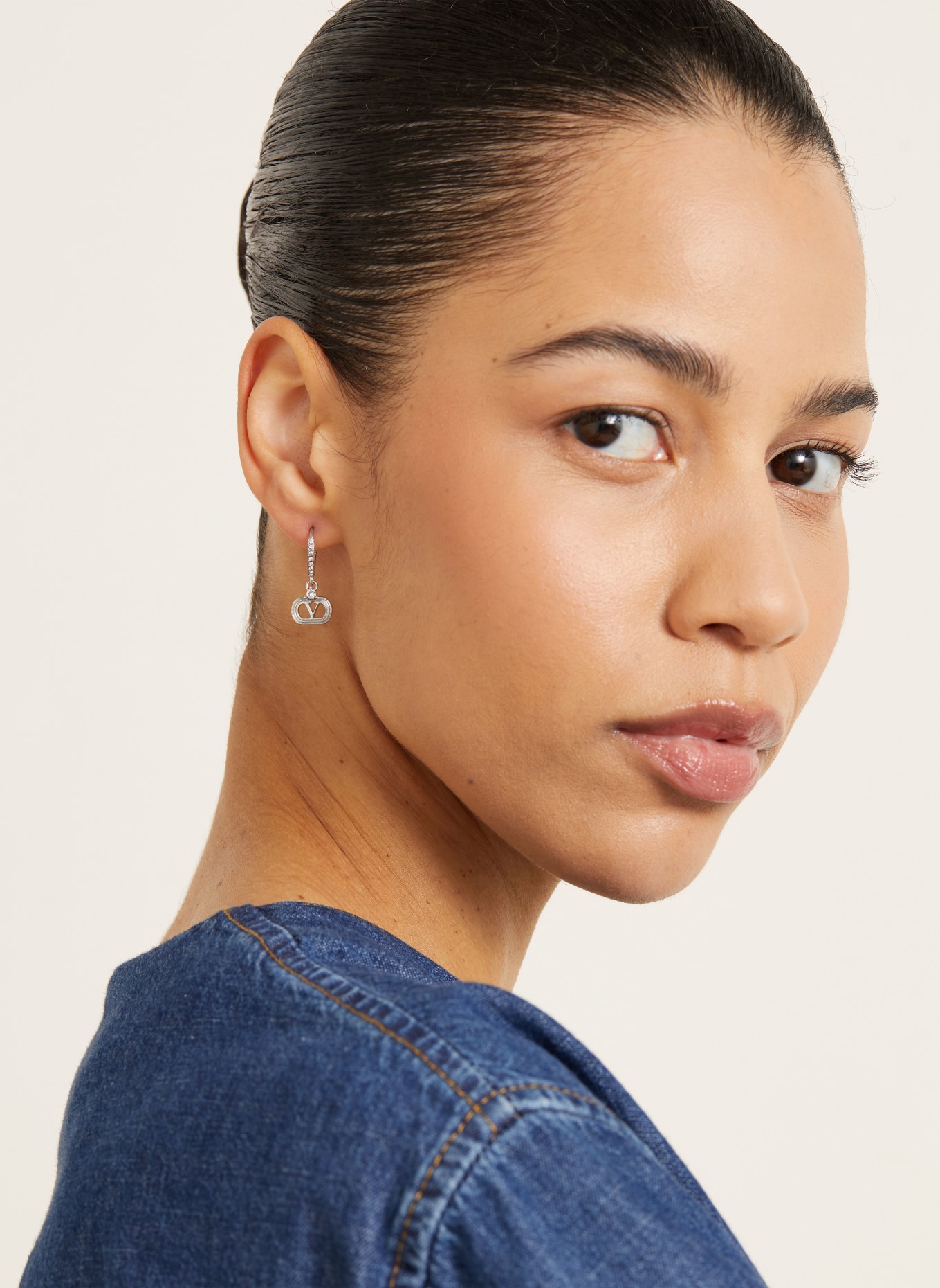 VALENTINO GARAVANI Oorbellen VLOGO OVALETTE met Swarovski-kristallen: ZILVER / WIT