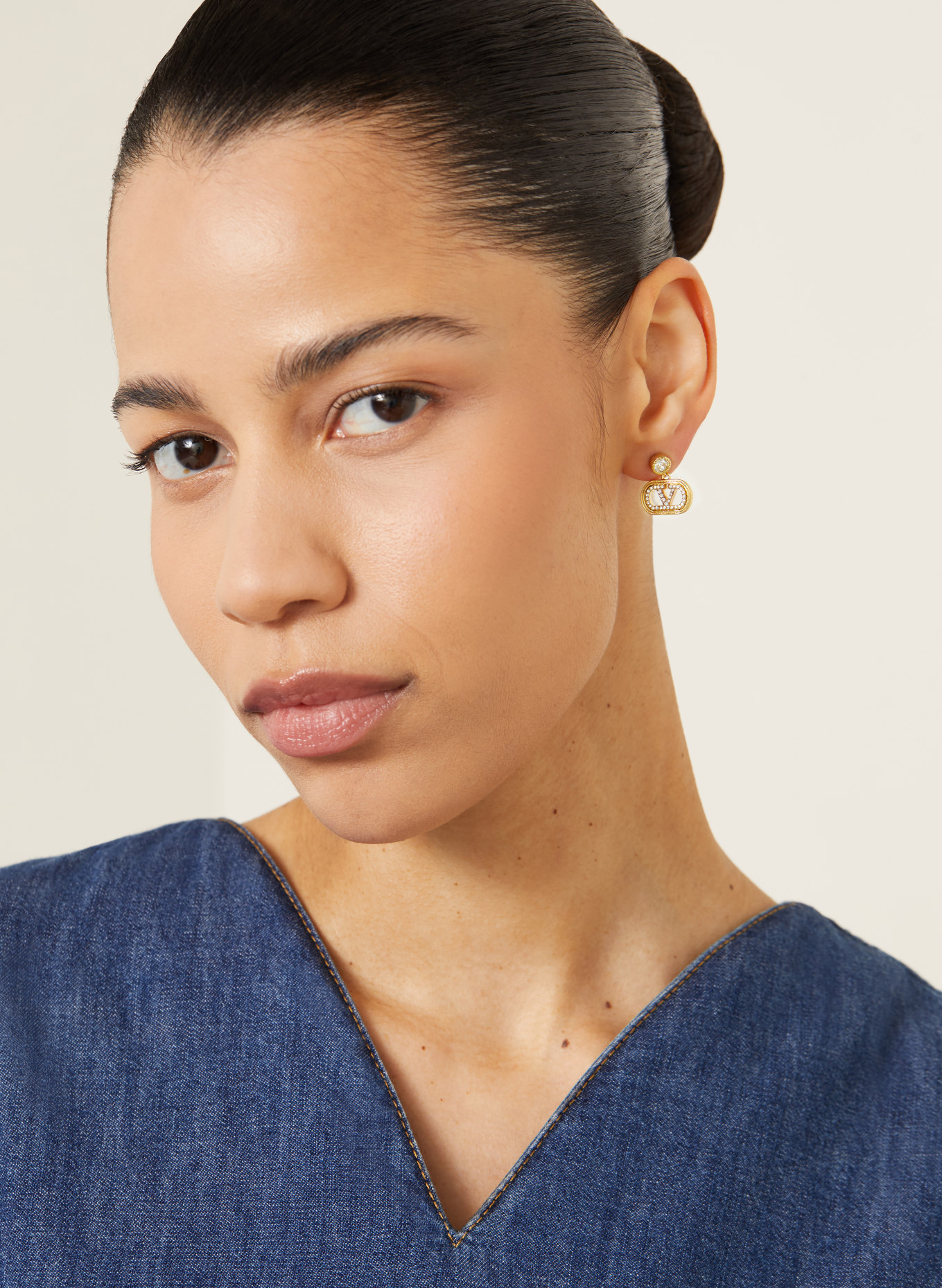 VALENTINO GARAVANI VLOGO OVALETTE earrings with Swarovski crystals: GOLD / WHITE