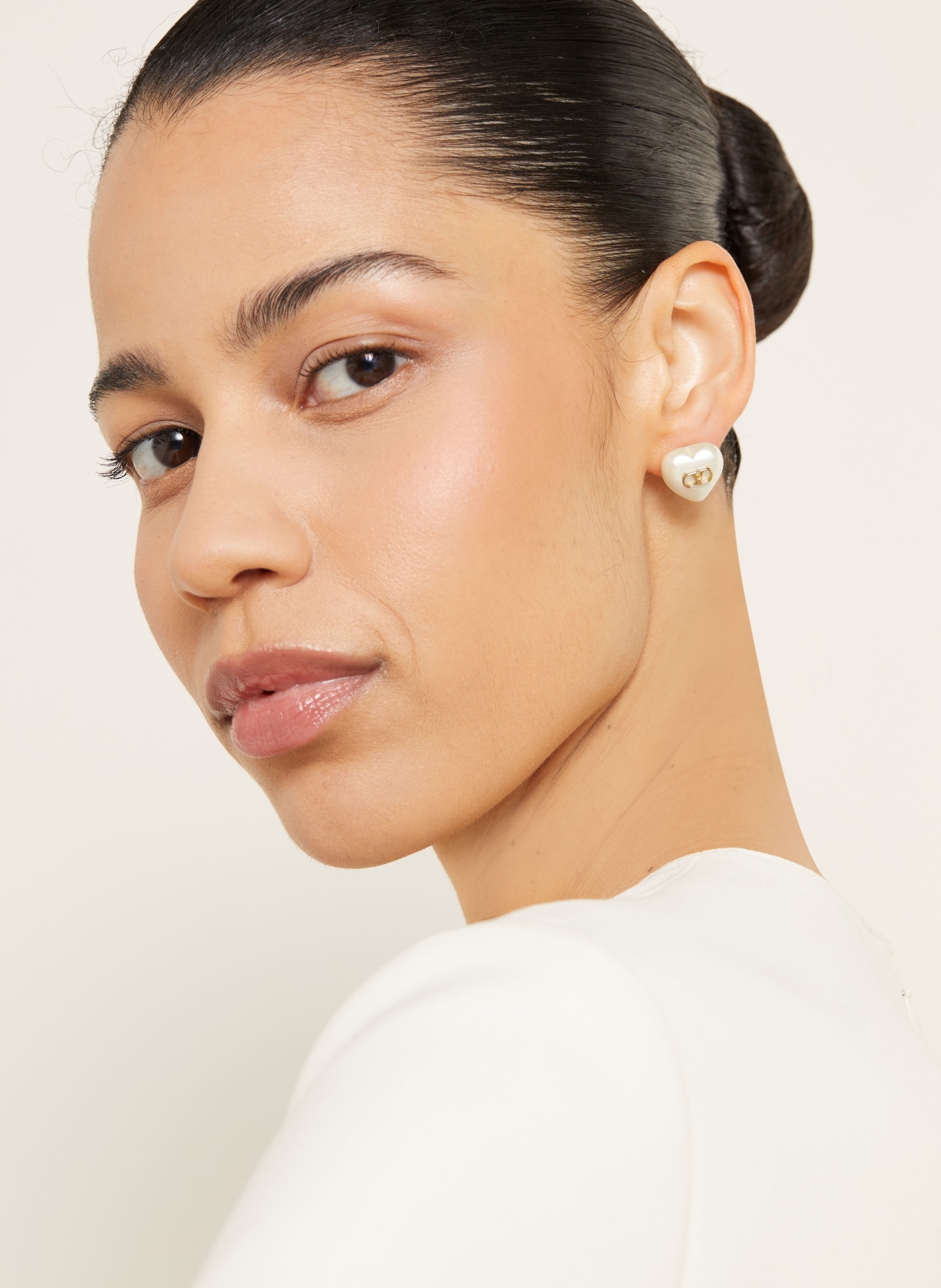 VALENTINO GARAVANI Oorstekers VLOGO SIGNATURE PEARL: WIT / GOUD