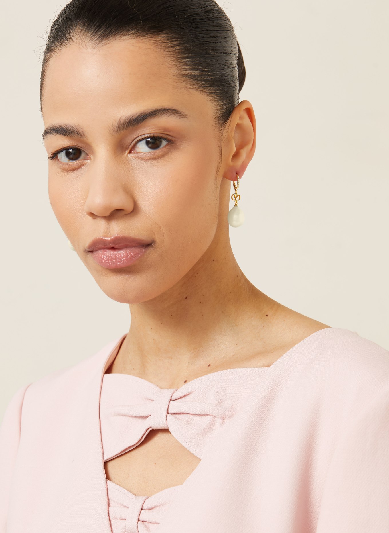 VALENTINO GARAVANI Boucles d'oreilles VLOGO SIGNATURE avec cristaux Swarovski: OR / BLANC