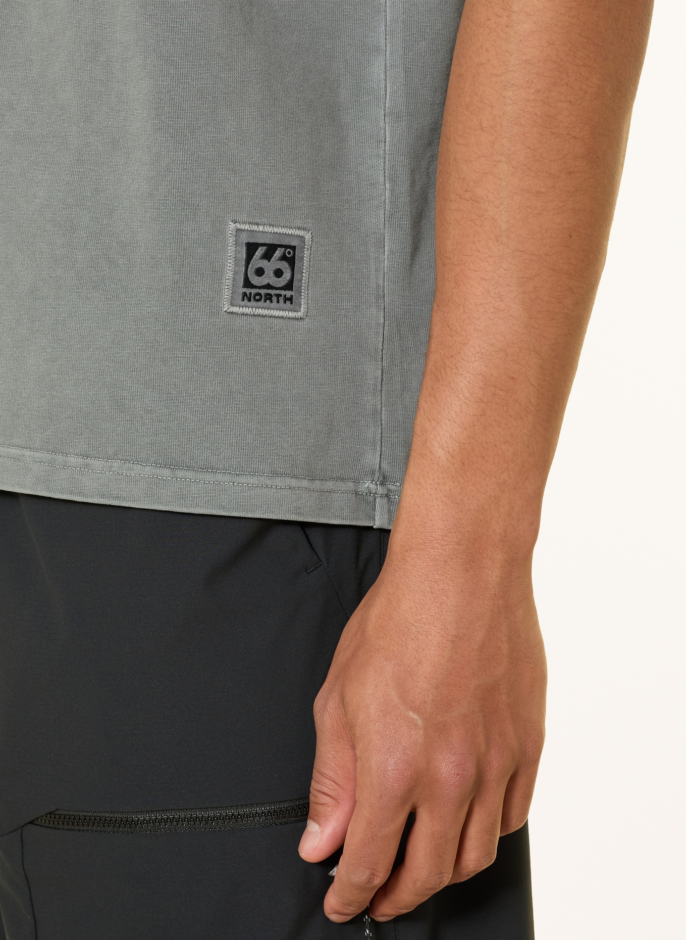 66°NORTH T-shirt LOGN: DONKERGRIJS