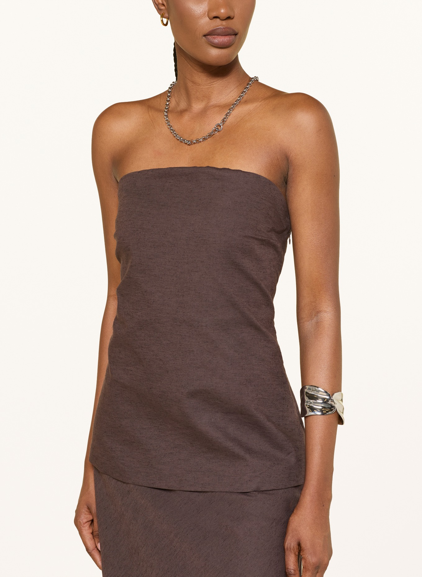 MRS & HUGS Sukienka z odkrytymi ramionami: CIEMNOBRĄZOWY