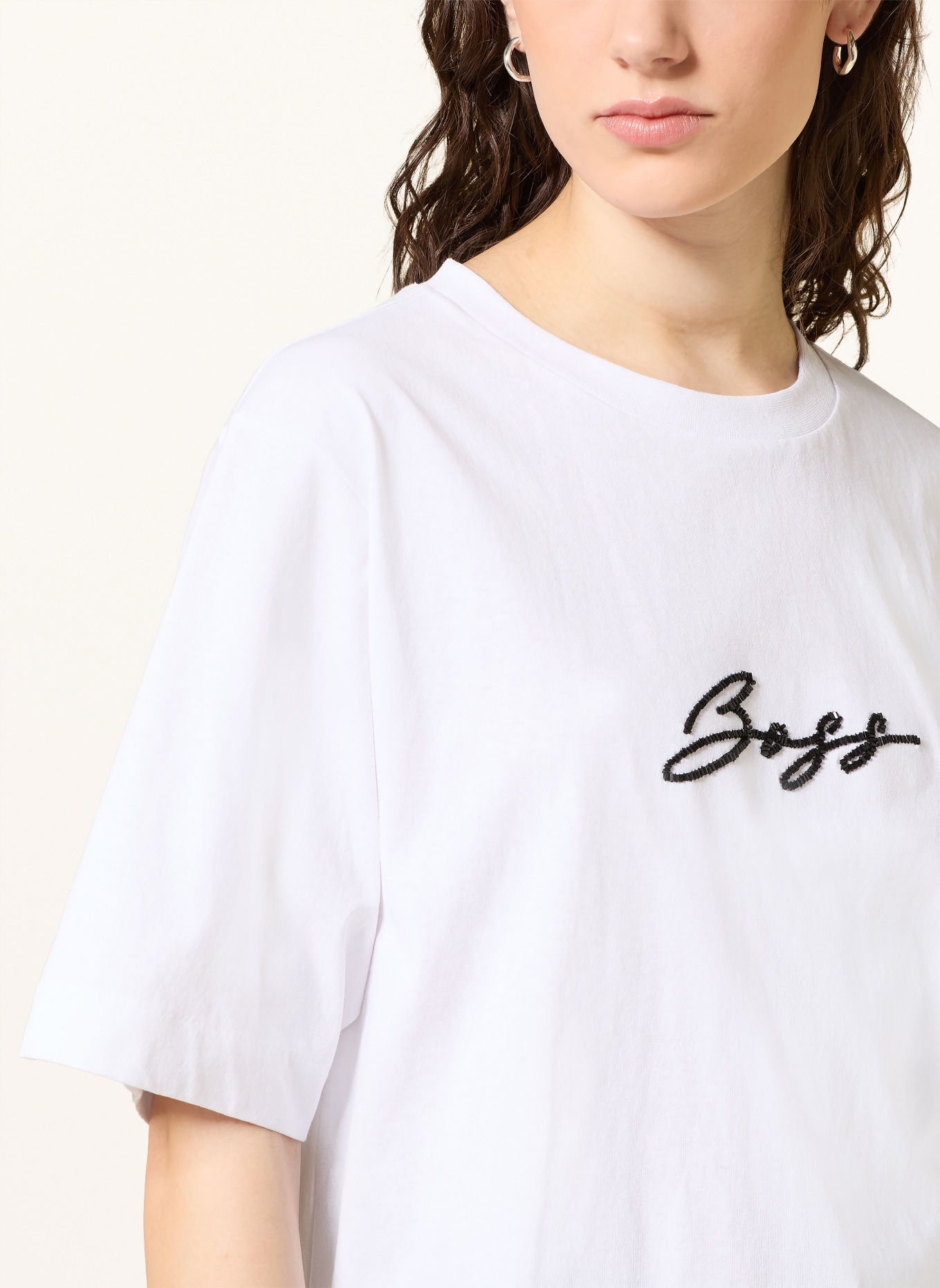BOSS T-Shirt EREGULAR mit Schmuckperlen: WEISS / SCHWARZ