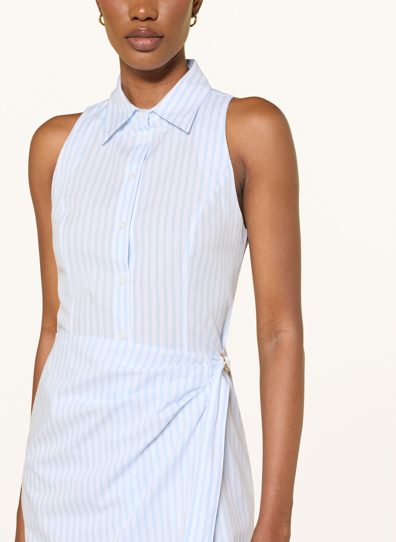 HUGO KIRSTI-jurk in overhemdstijl met wikkellook: LICHTBLAUW / WIT