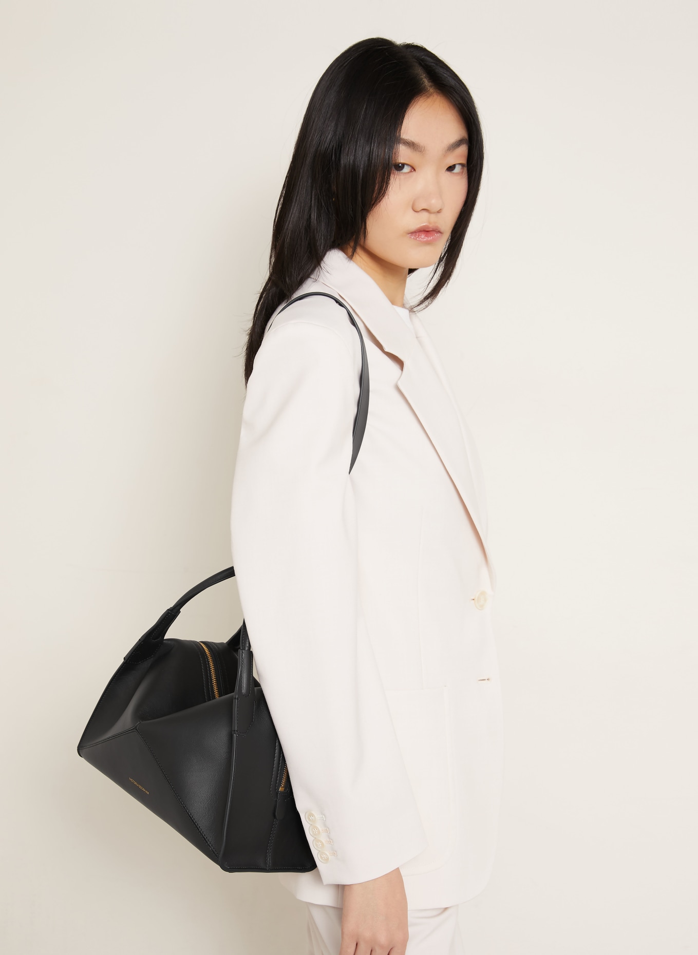 VICTORIA BECKHAM Kabelka PLIE BAG: ČERNÁ / ZLATÁ