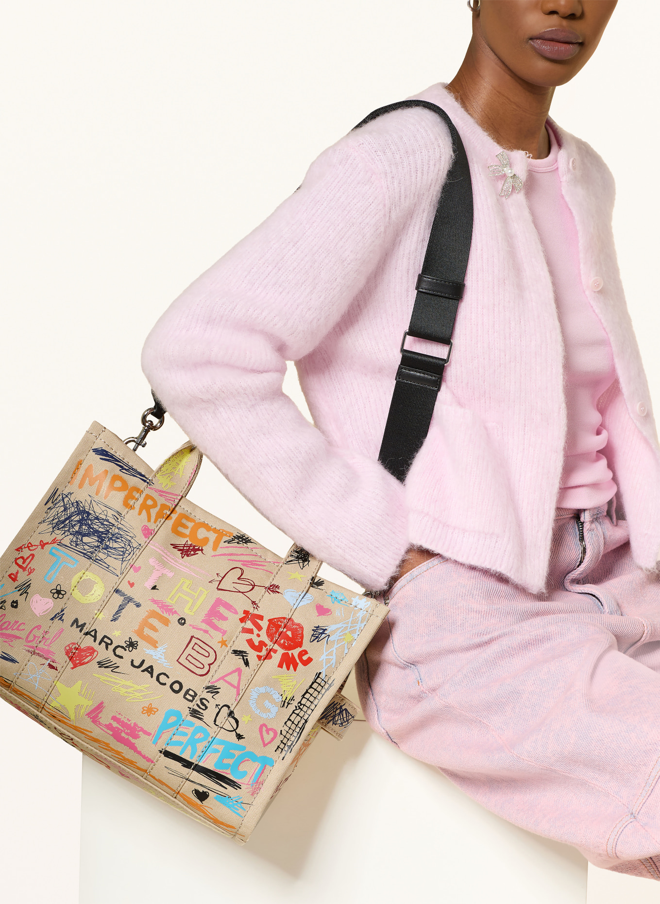 MARC JACOBS Handtas THE PUNK SCRIBBLE CANVAS MEDIUM TOTE BAG: BEIGE / ROZE / ZWART