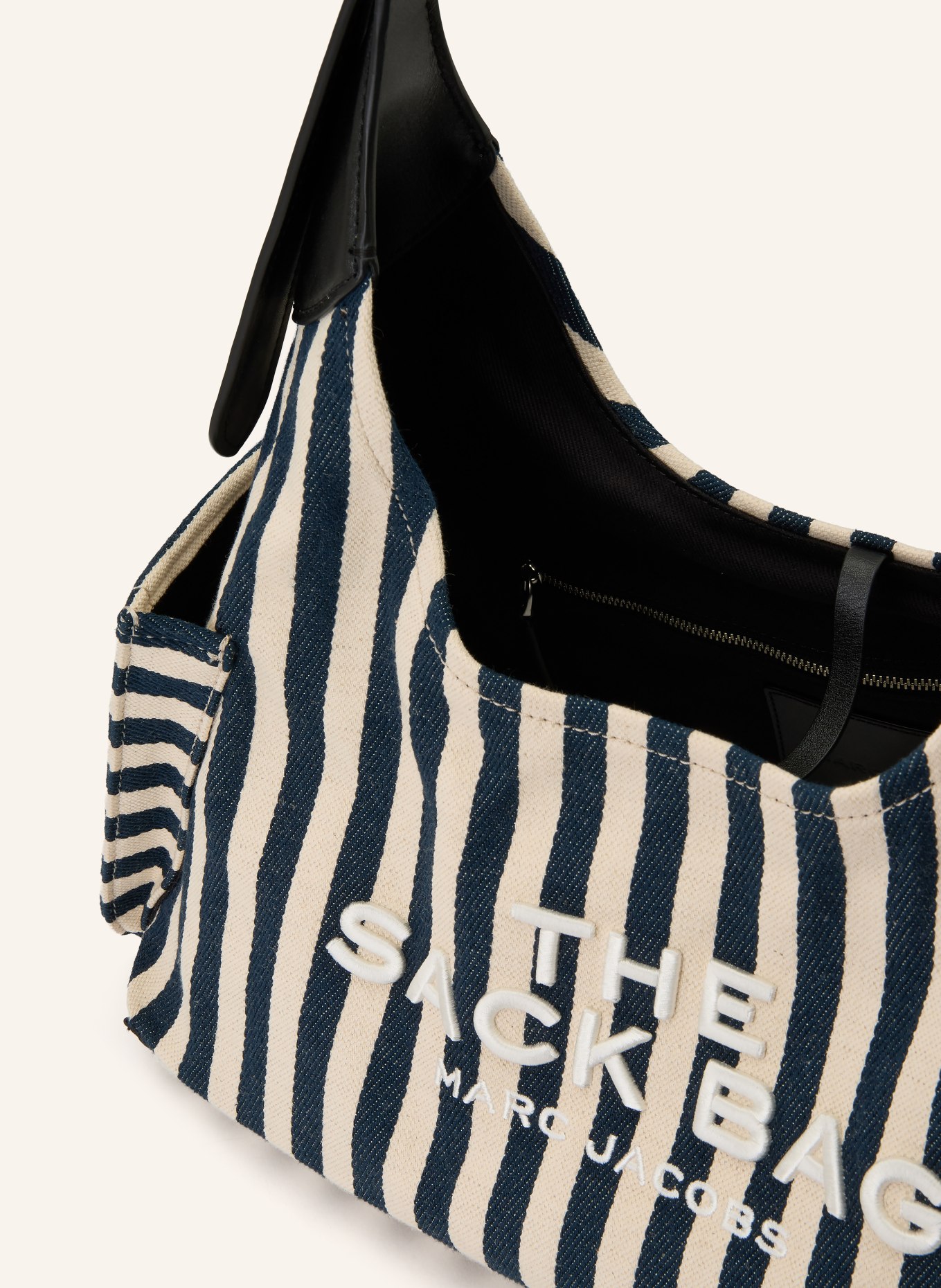 MARC JACOBS Schultertasche THE STRIPE CANVAS BELTED SACK BAG: BEIGE / DUNKELBLAU / SCHWARZ