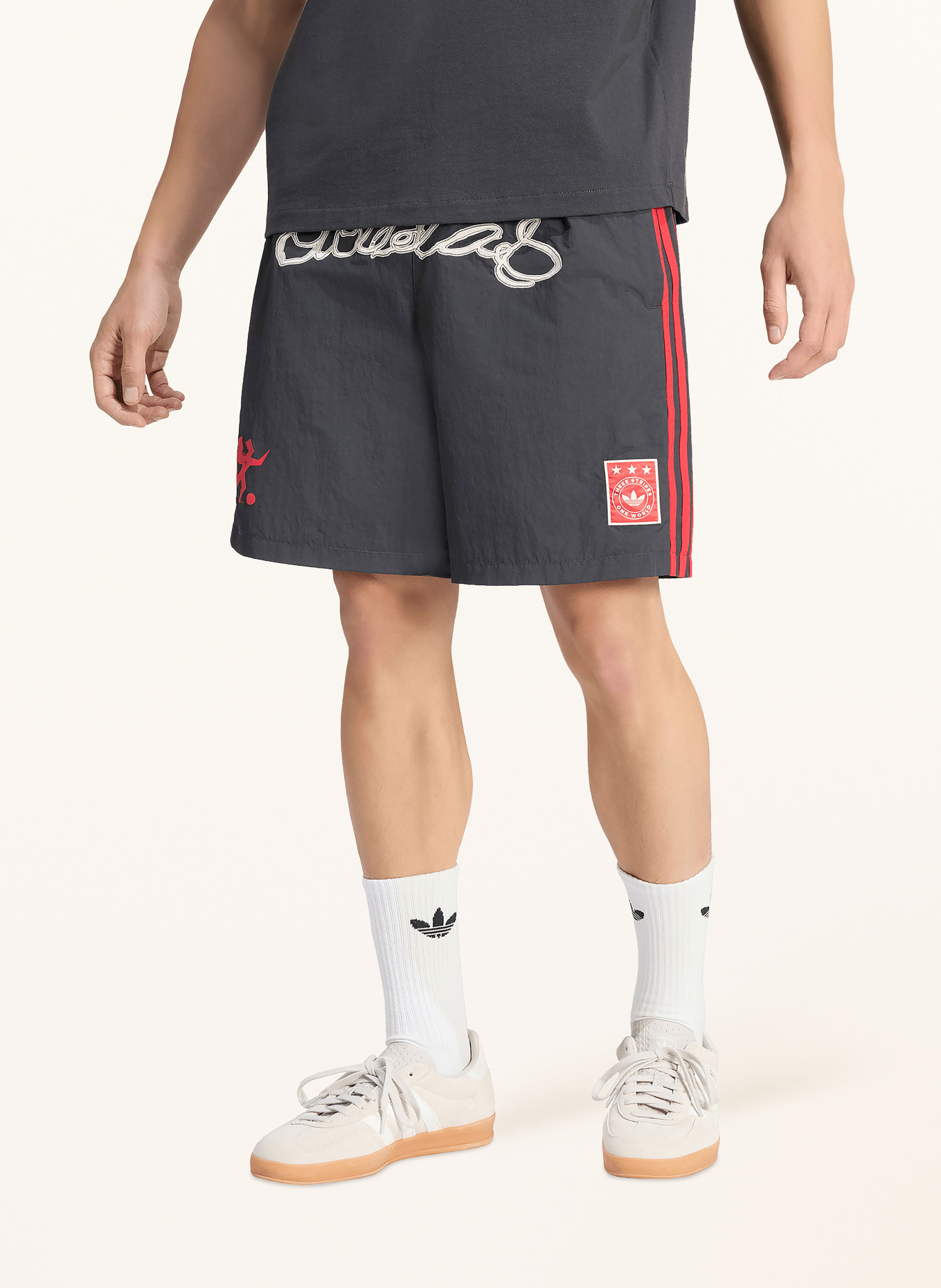 adidas Originals Short ORIGINALS ONE WORLD GRAPHIC: GRIS FONCÉ / ROUGE