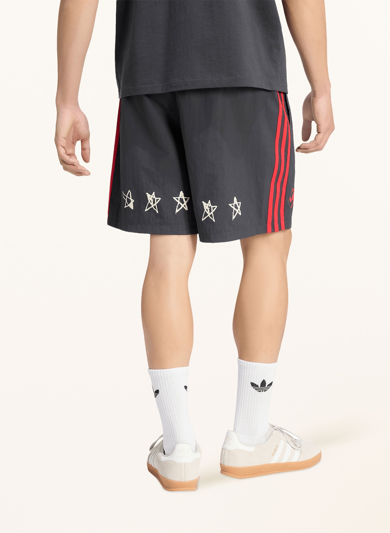 adidas Originals Short ORIGINALS ONE WORLD GRAPHIC: GRIS FONCÉ / ROUGE