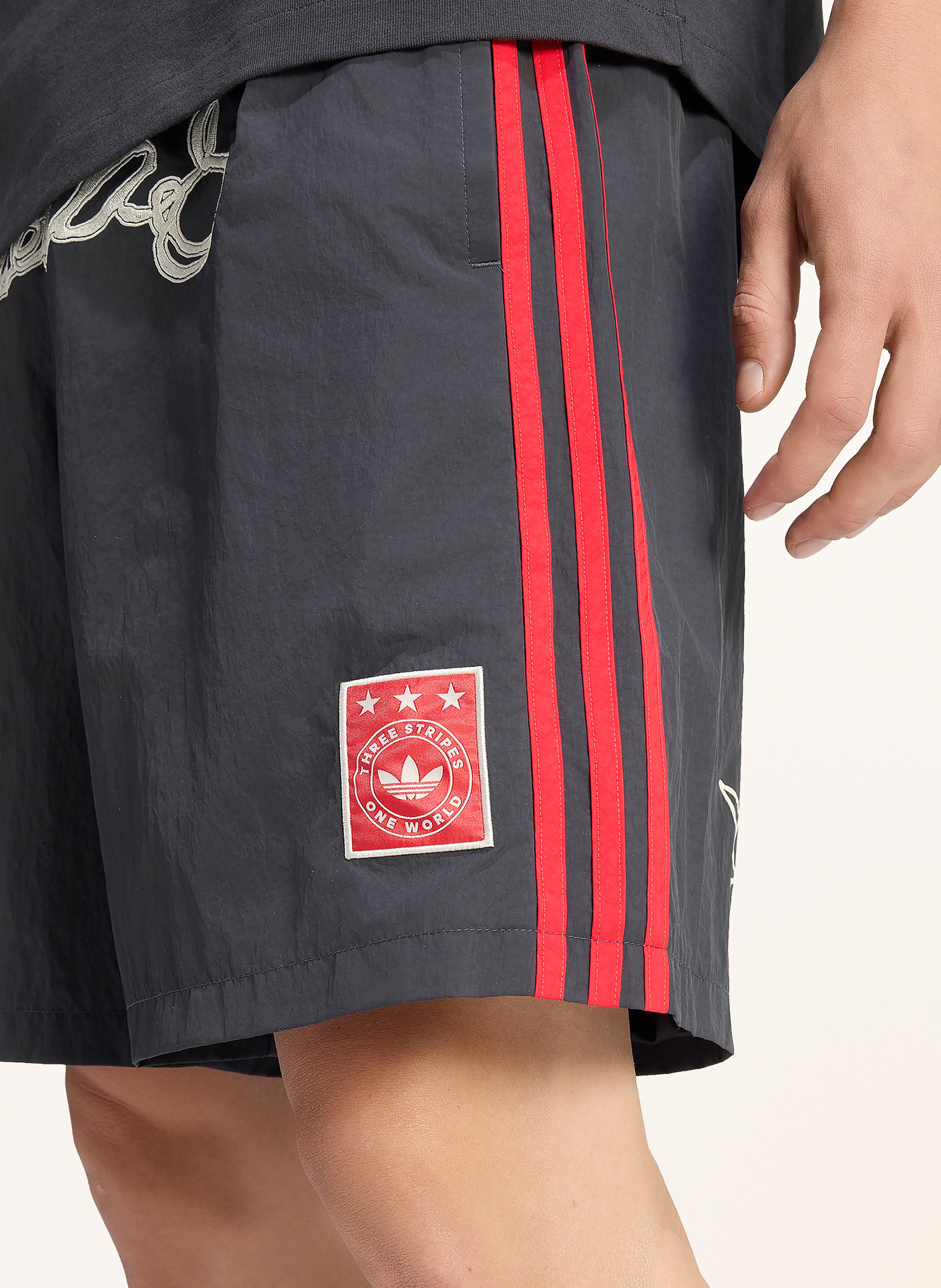 adidas Originals Short ORIGINALS ONE WORLD GRAPHIC: GRIS FONCÉ / ROUGE