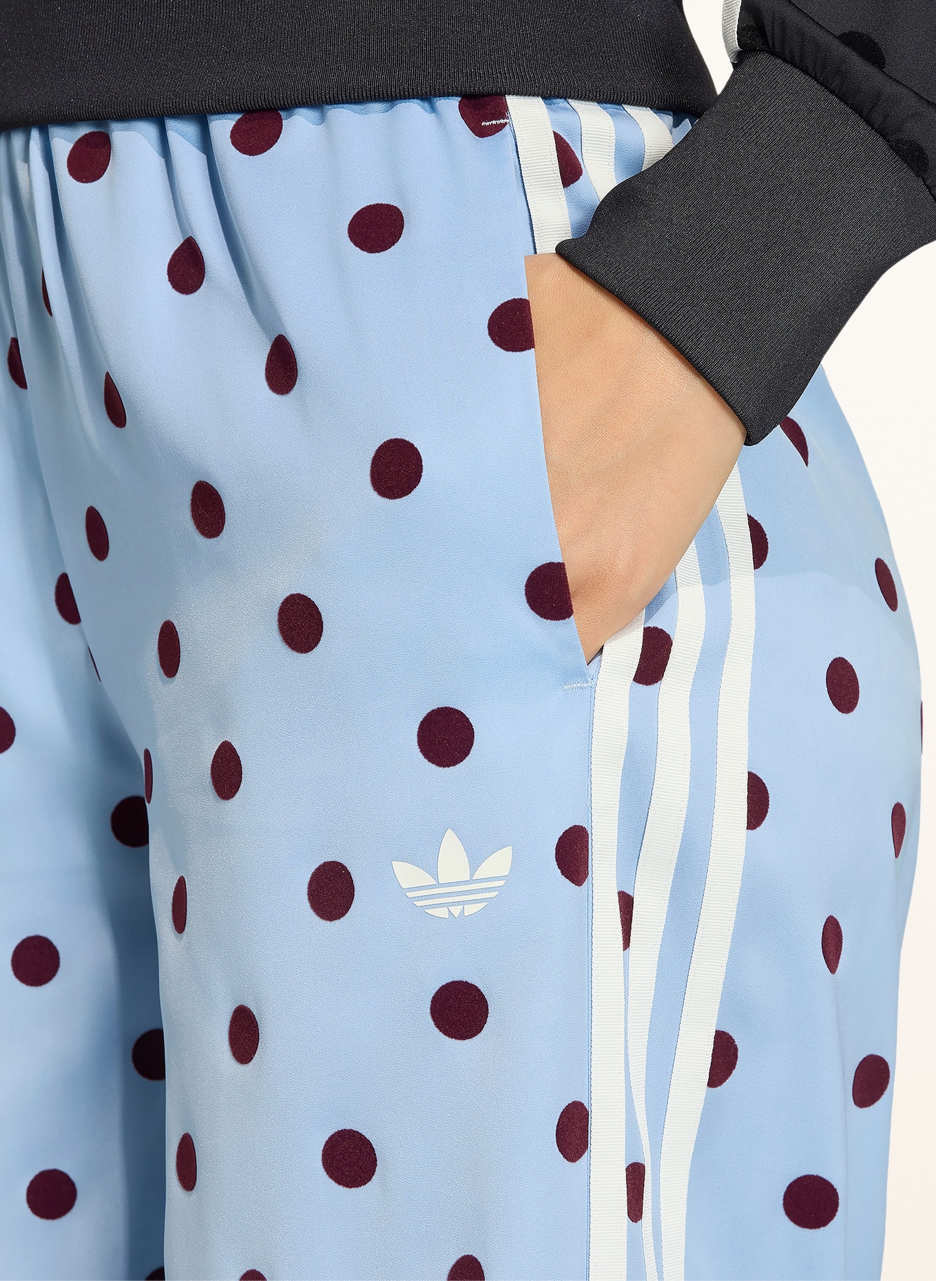 adidas Originals Broek SATIN POLKA DOTS WIDE LEG PANT: LICHTBLAUW / DONKERROOD