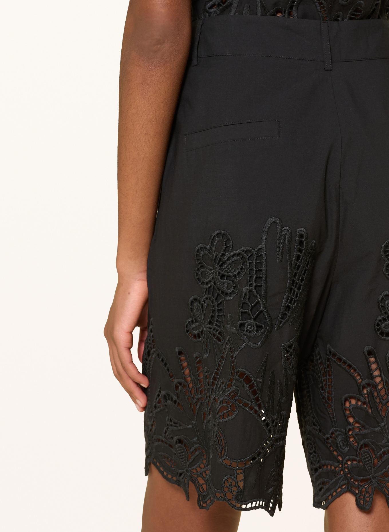 RIANI Bermuda à dentelle ajourée: NOIR