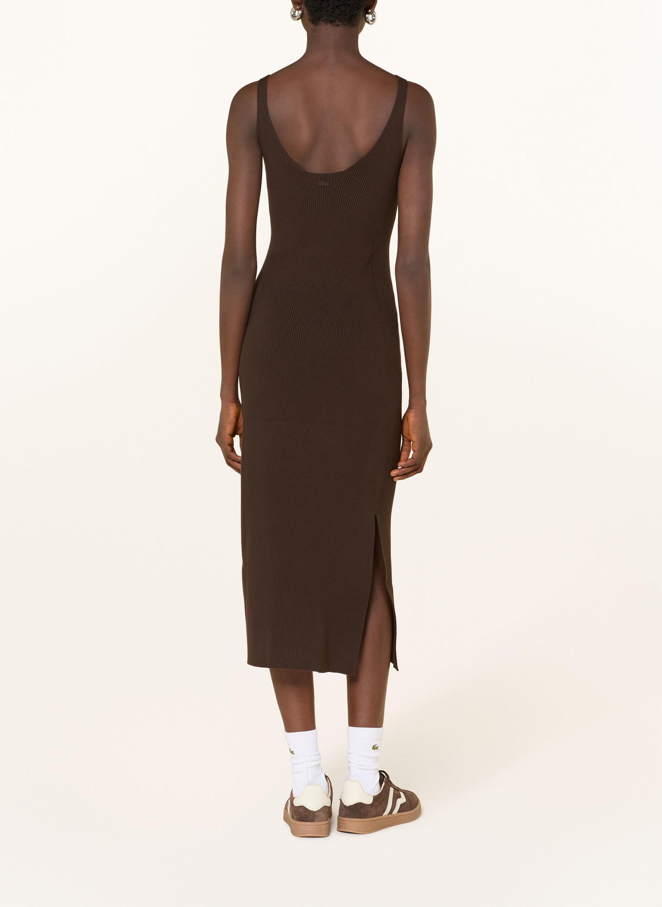 LACOSTE pletené šaty: TMAVĚ HNĚDÁ