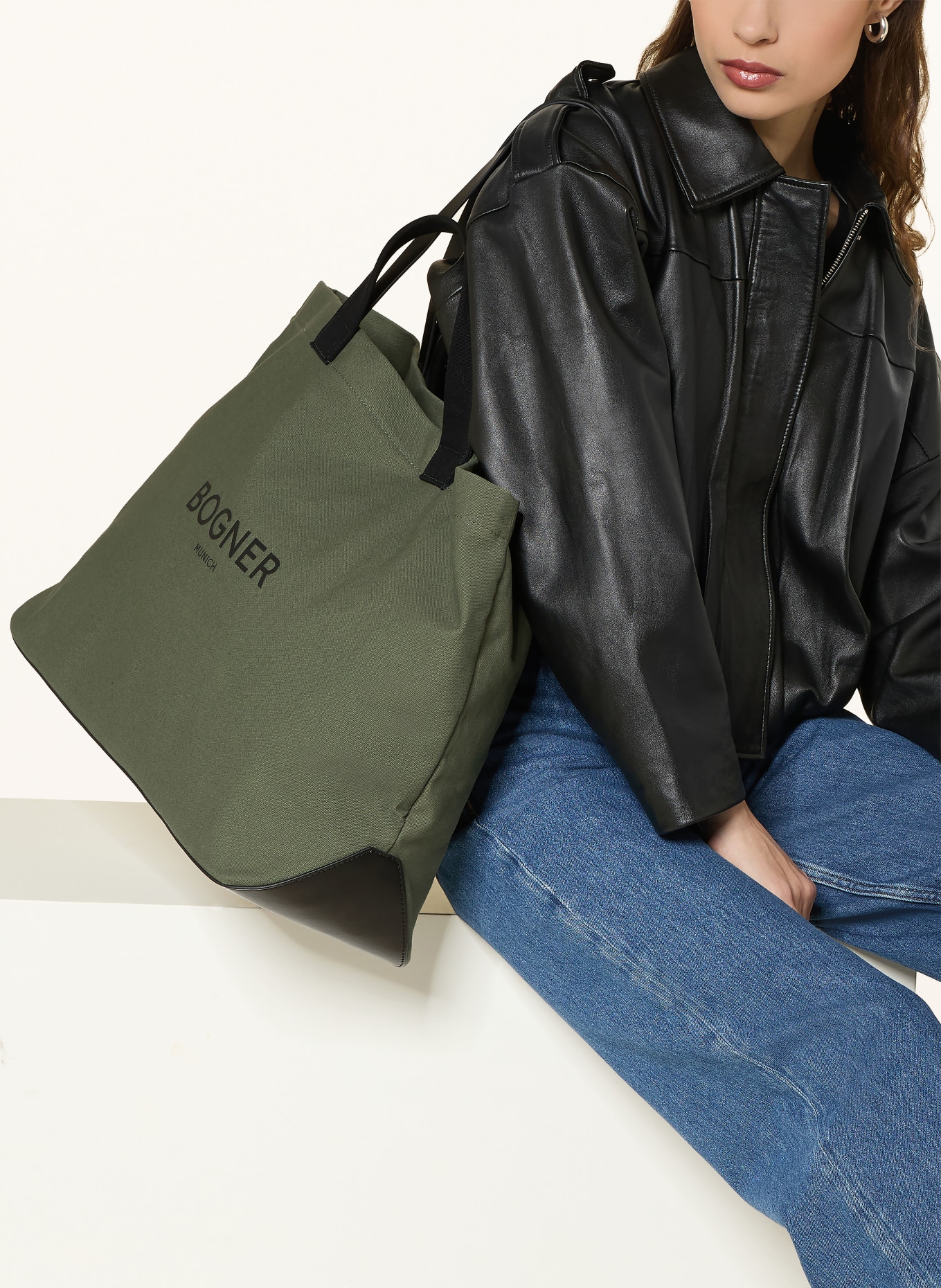 BOGNER Shopper CURIO AMBRE: DONKERGROEN / ZWART