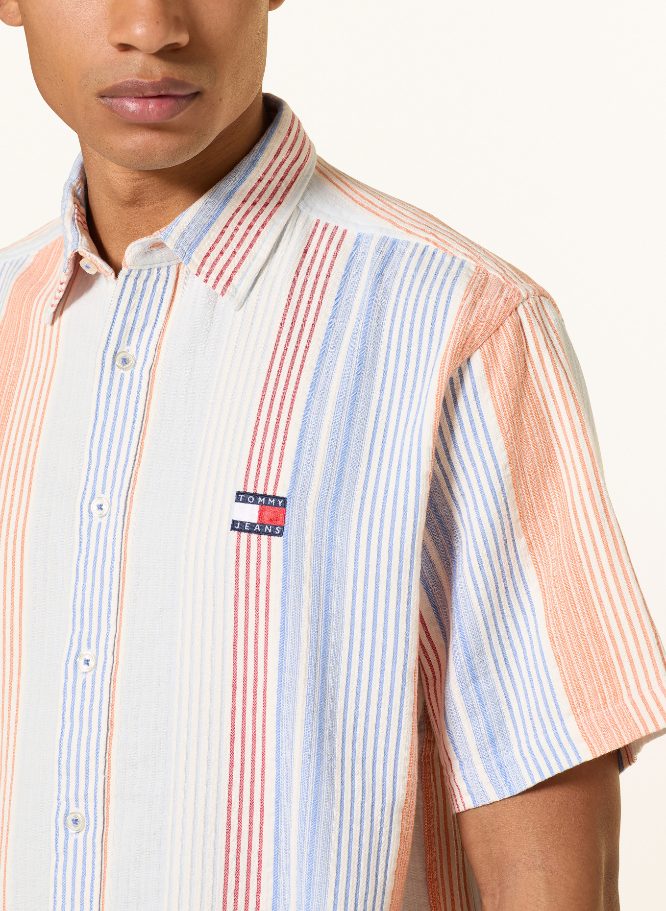 TOMMY JEANS Chemise à manches courtes coupe décontractée: BLANC / ORANGE / BLEU