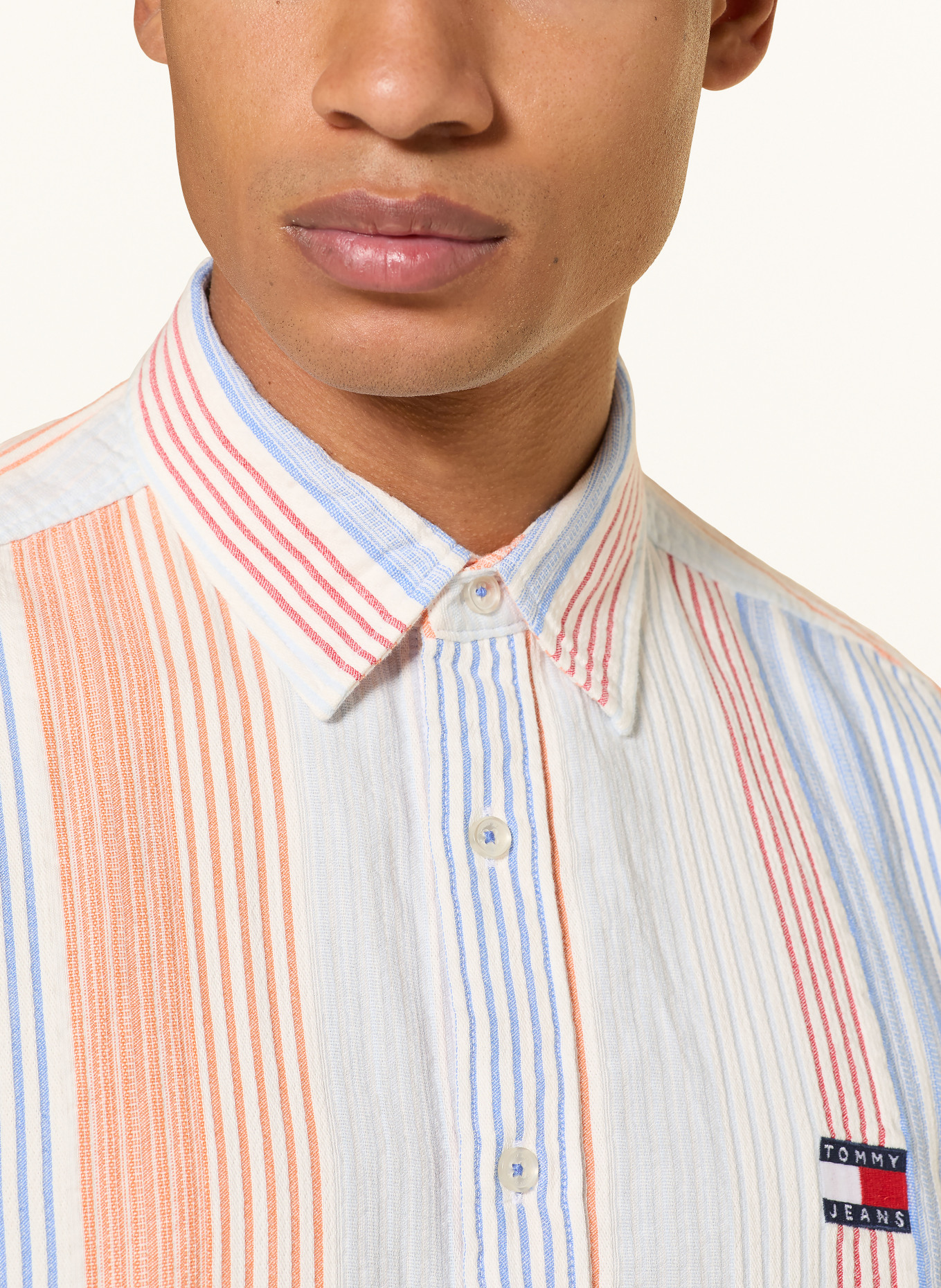 TOMMY JEANS Chemise à manches courtes coupe décontractée: BLANC / ORANGE / BLEU