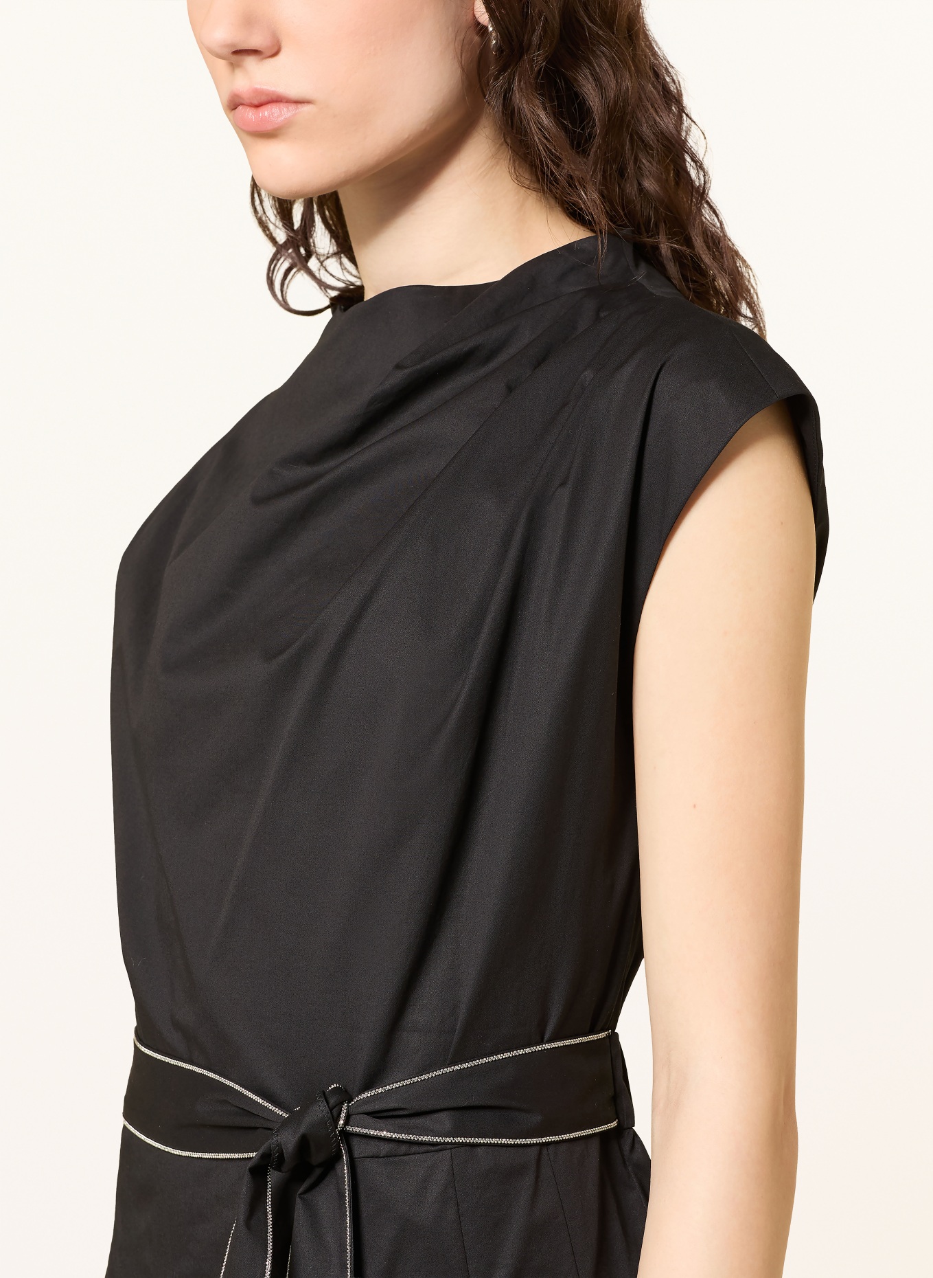 PESERICO Kleid mit Schmucksteinen: SCHWARZ