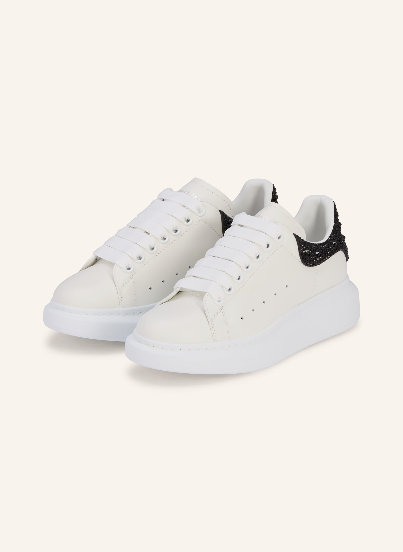 McQUEEN Sneaker mit Schmucksteinen: WEISS / SCHWARZ