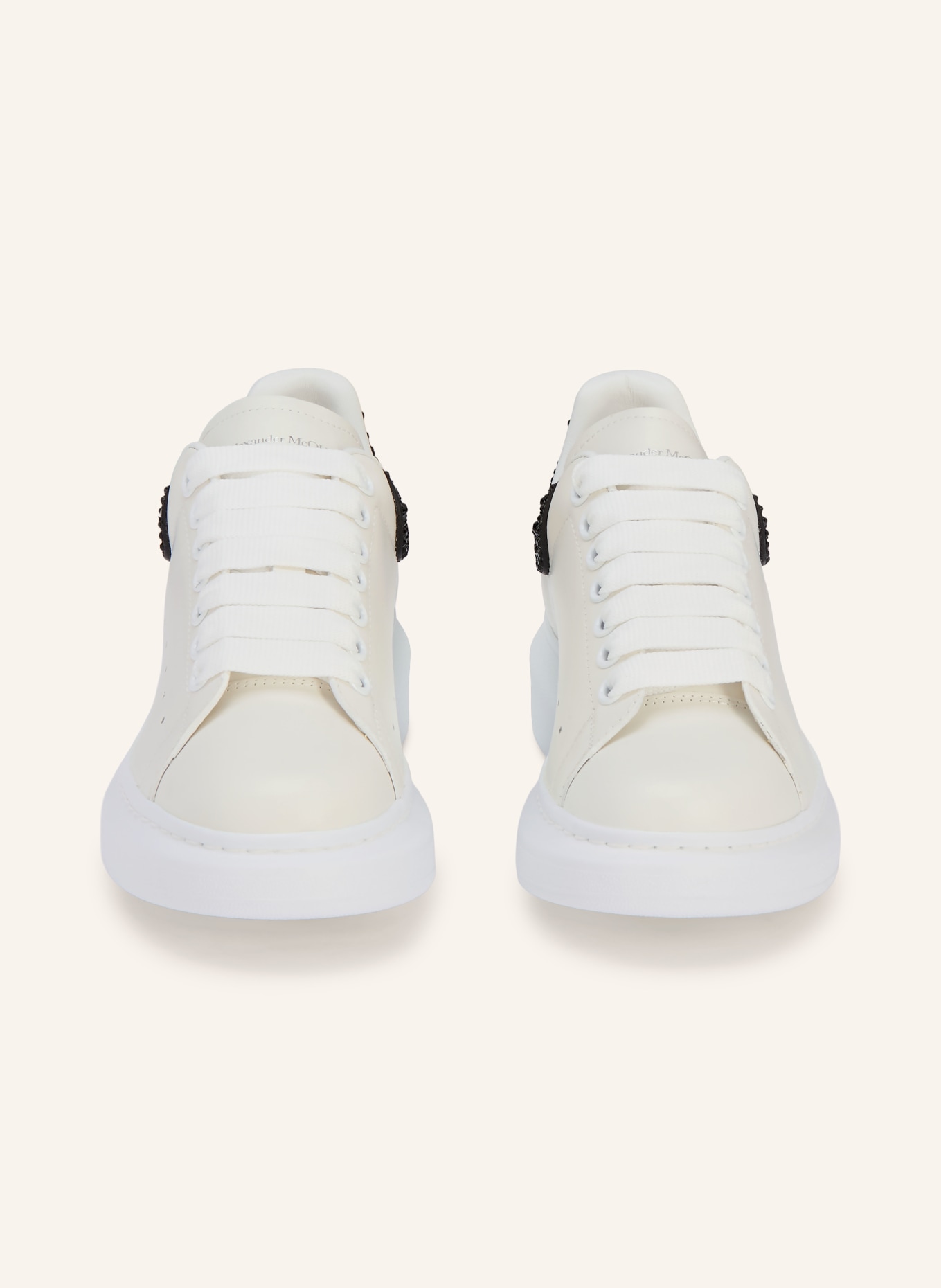 McQUEEN Sneaker mit Schmucksteinen: WEISS / SCHWARZ