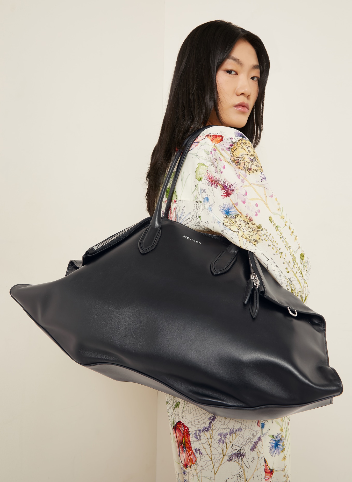 McQUEEN Kabelka MANTA MAXI: ČERNÁ