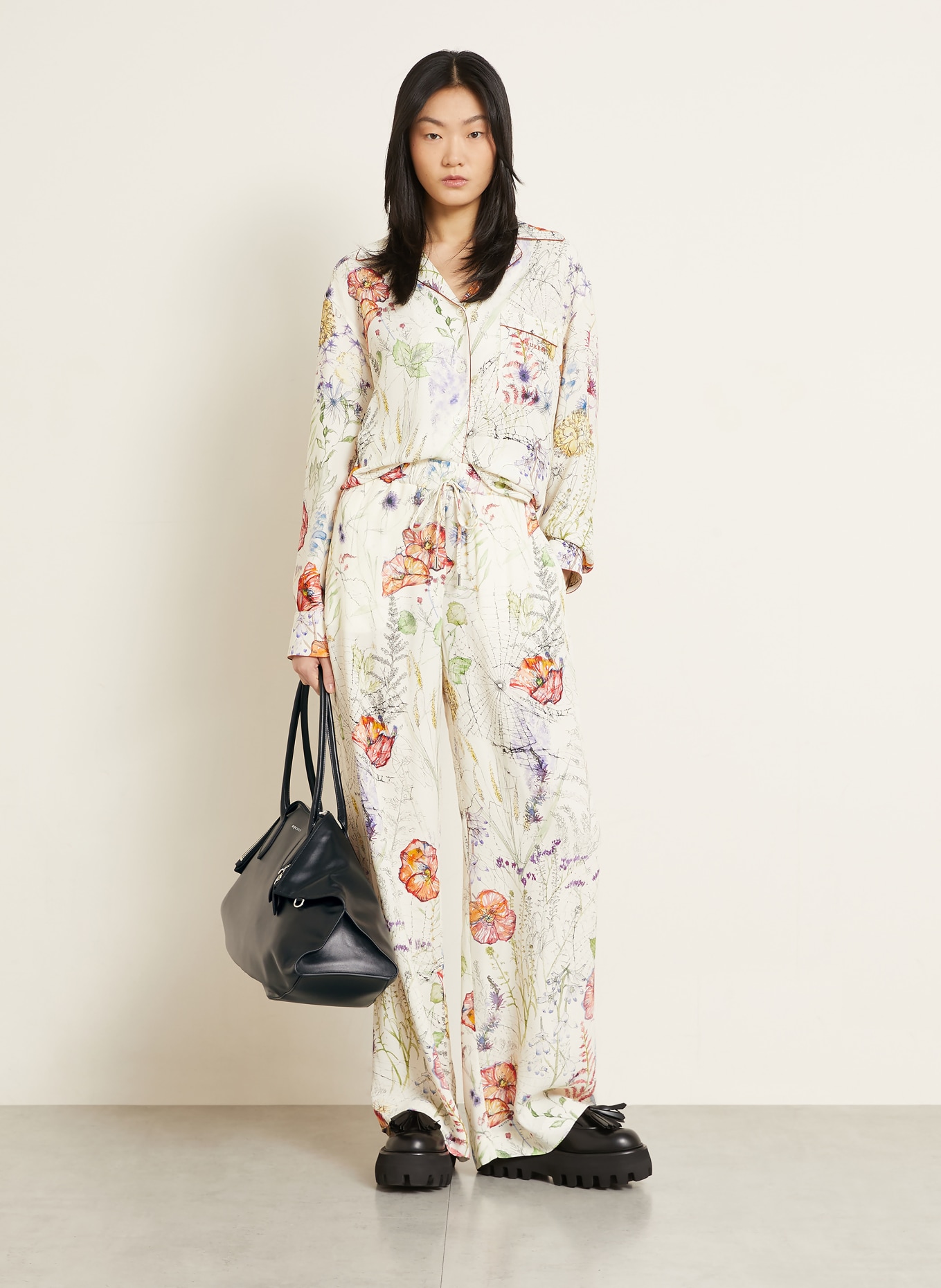 McQUEEN Kabelka MANTA MAXI: ČERNÁ