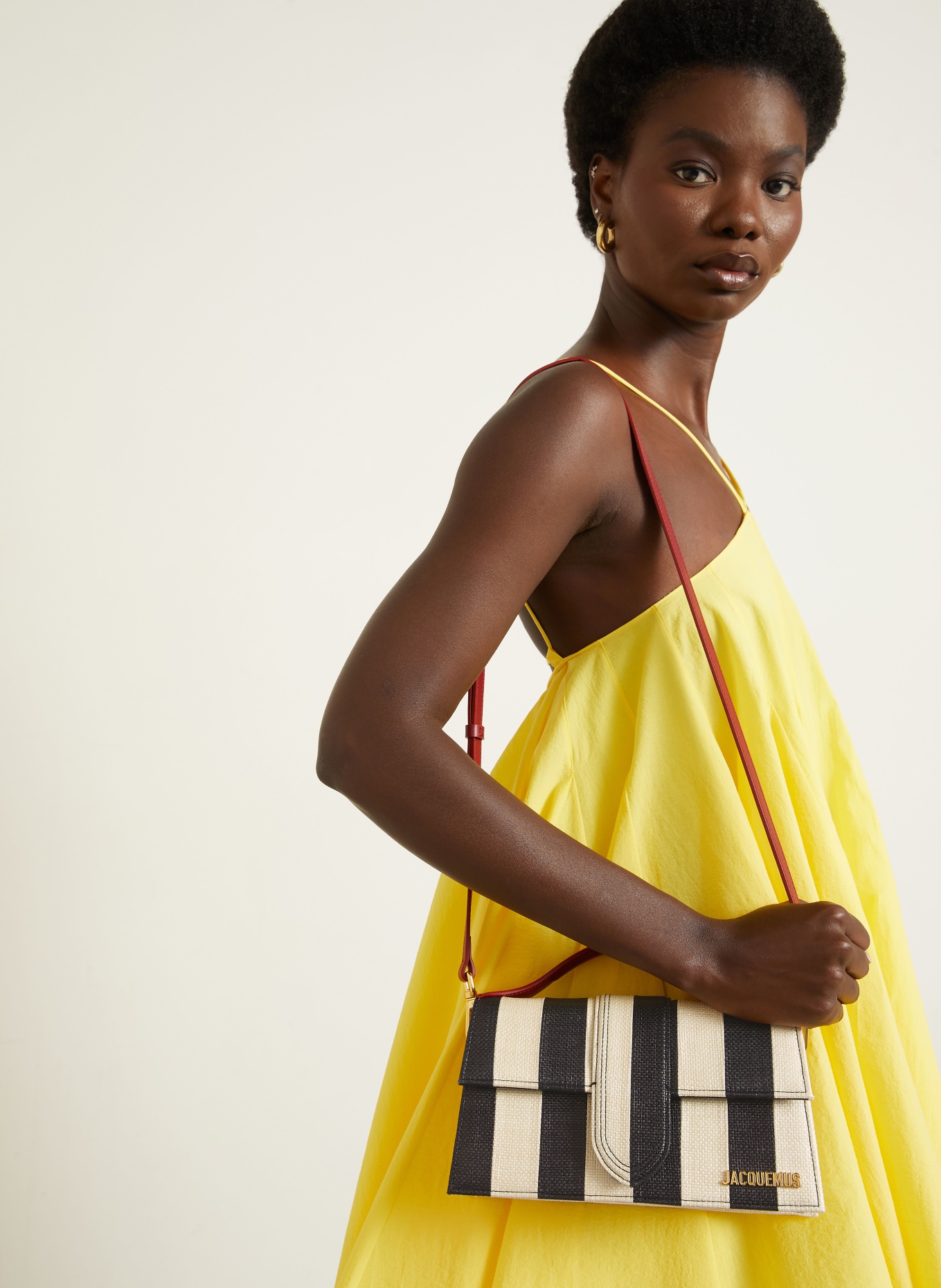 JACQUEMUS Sac à bandoulière LE GRAND BAMBINO: ÉCRU / OR / NOIR