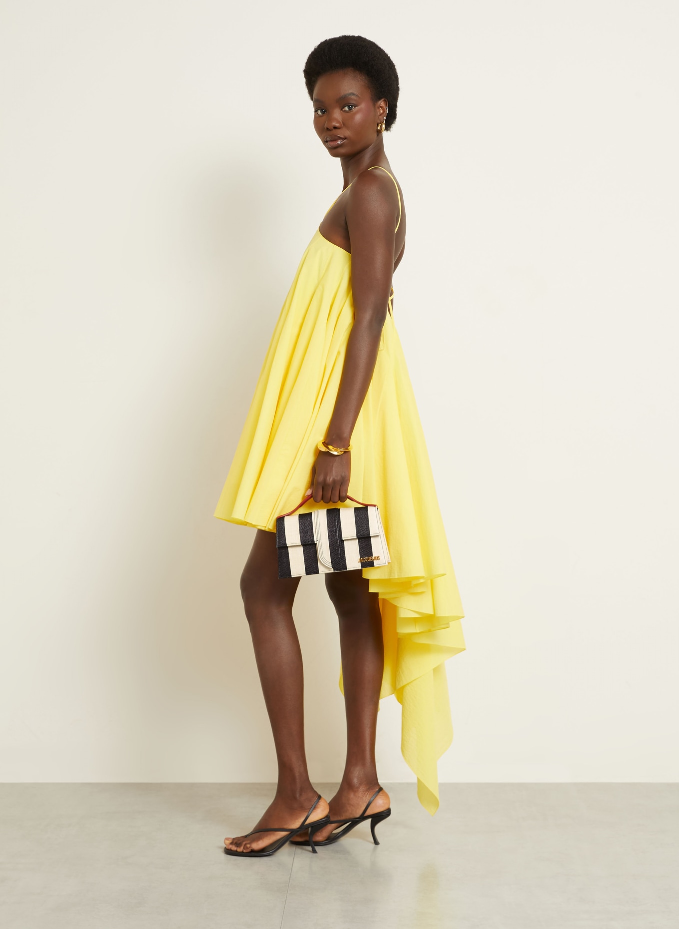 JACQUEMUS Sac à bandoulière LE GRAND BAMBINO: ÉCRU / OR / NOIR