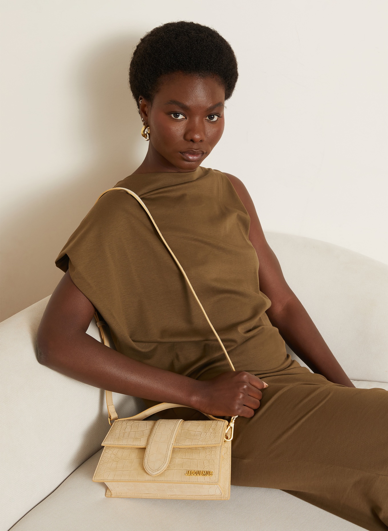 JACQUEMUS Handtas LE GRAND BAMBINO: BEIGE / GOUD