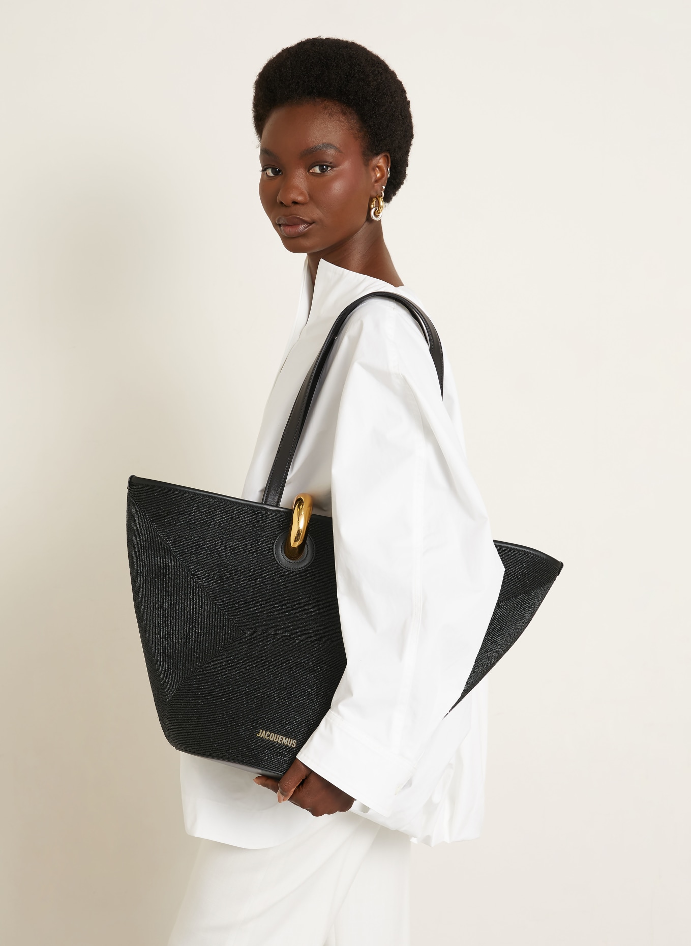 JACQUEMUS Shopper LE BAMBOLA: ZWART / GOUD