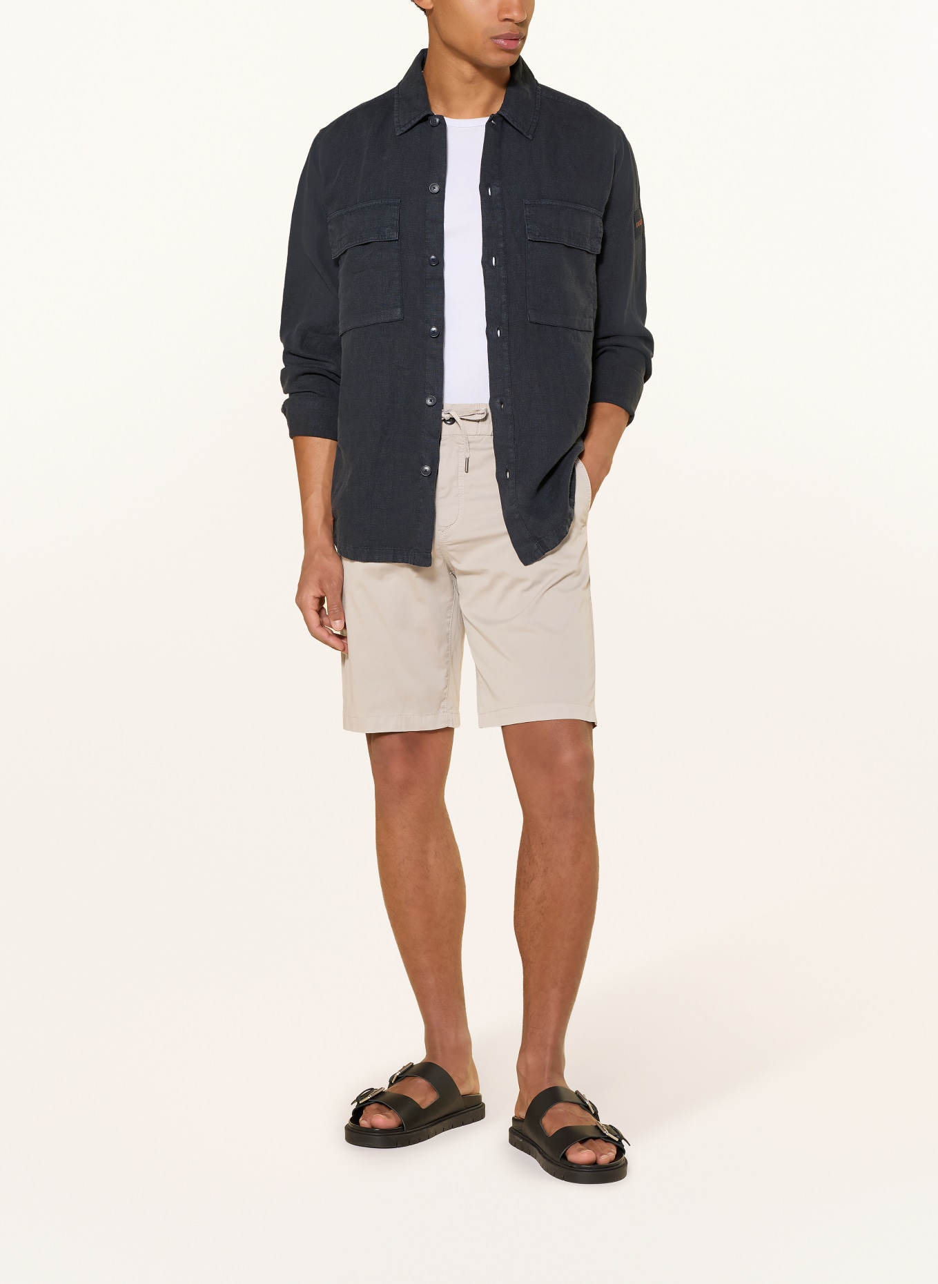 BOSS Chinoshort met taps toelopende pasvorm: LICHTBRUIN