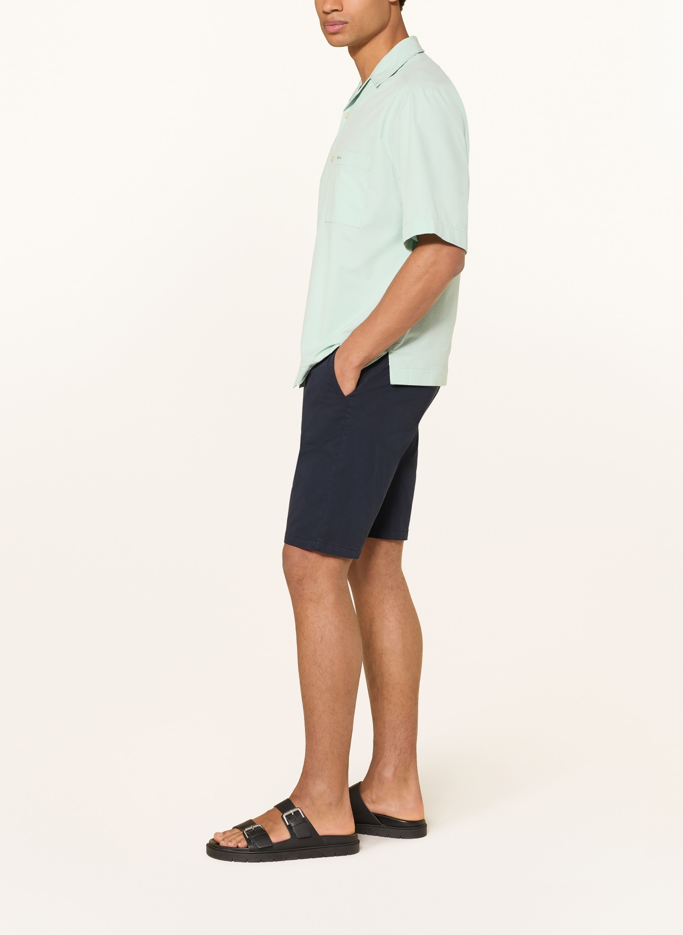 BOSS Chinoshort met taps toelopende pasvorm: DONKERBLAUW