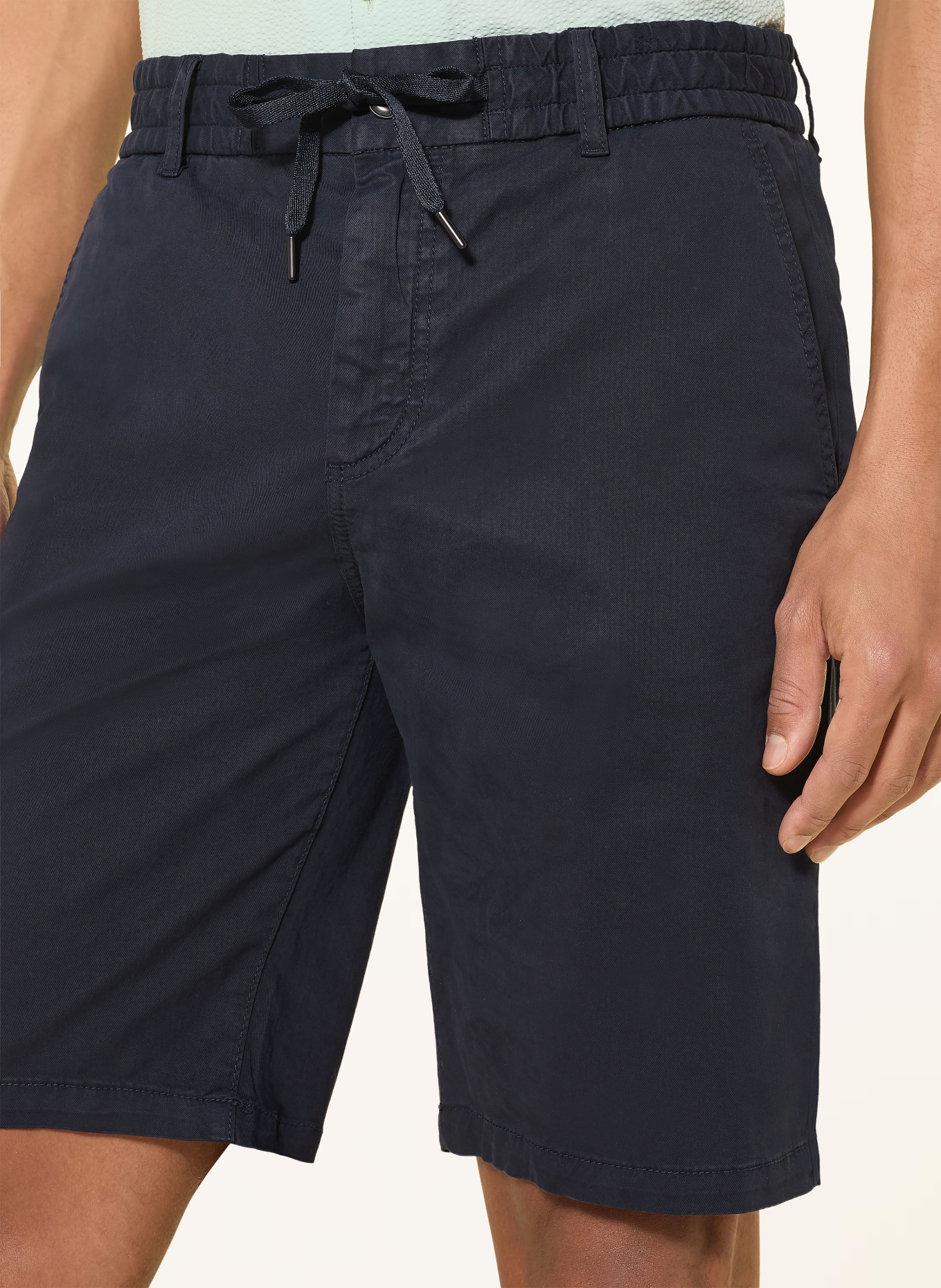 BOSS Chinoshort met taps toelopende pasvorm: DONKERBLAUW