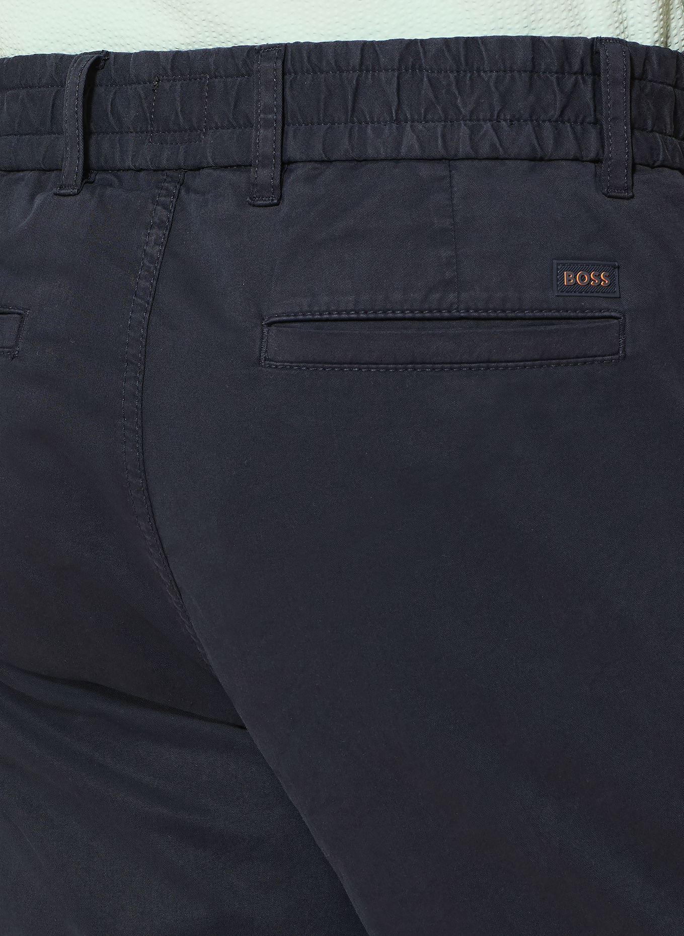 BOSS Chinoshort met taps toelopende pasvorm: DONKERBLAUW