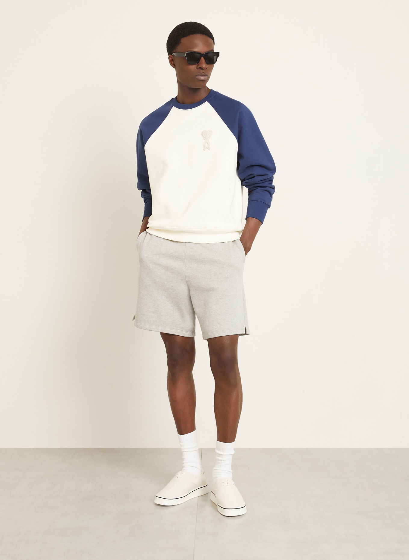 AMI PARIS Sweatshorts: HELLGRAU