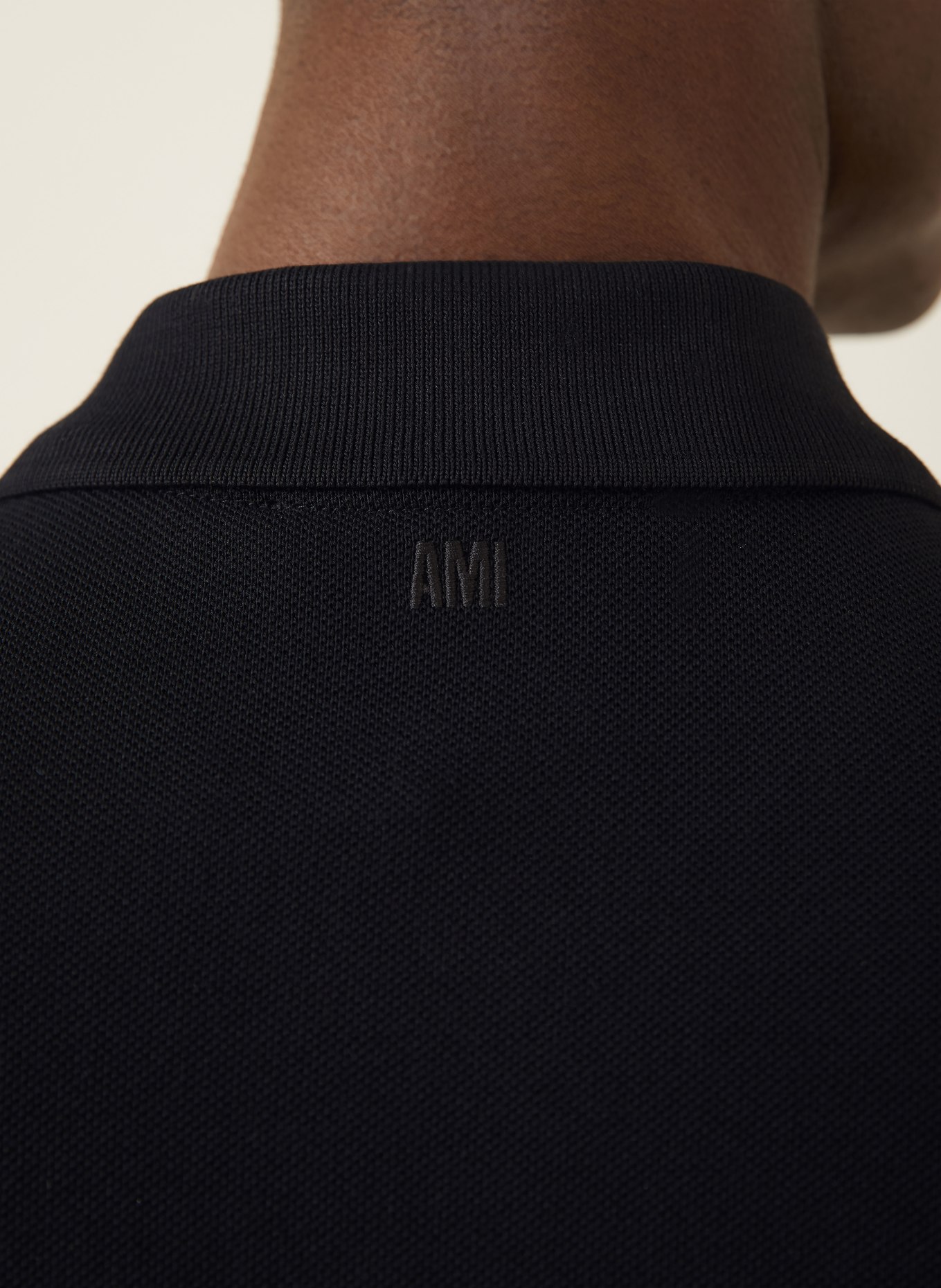 AMI PARIS Polo piqué: NOIR / BLANC