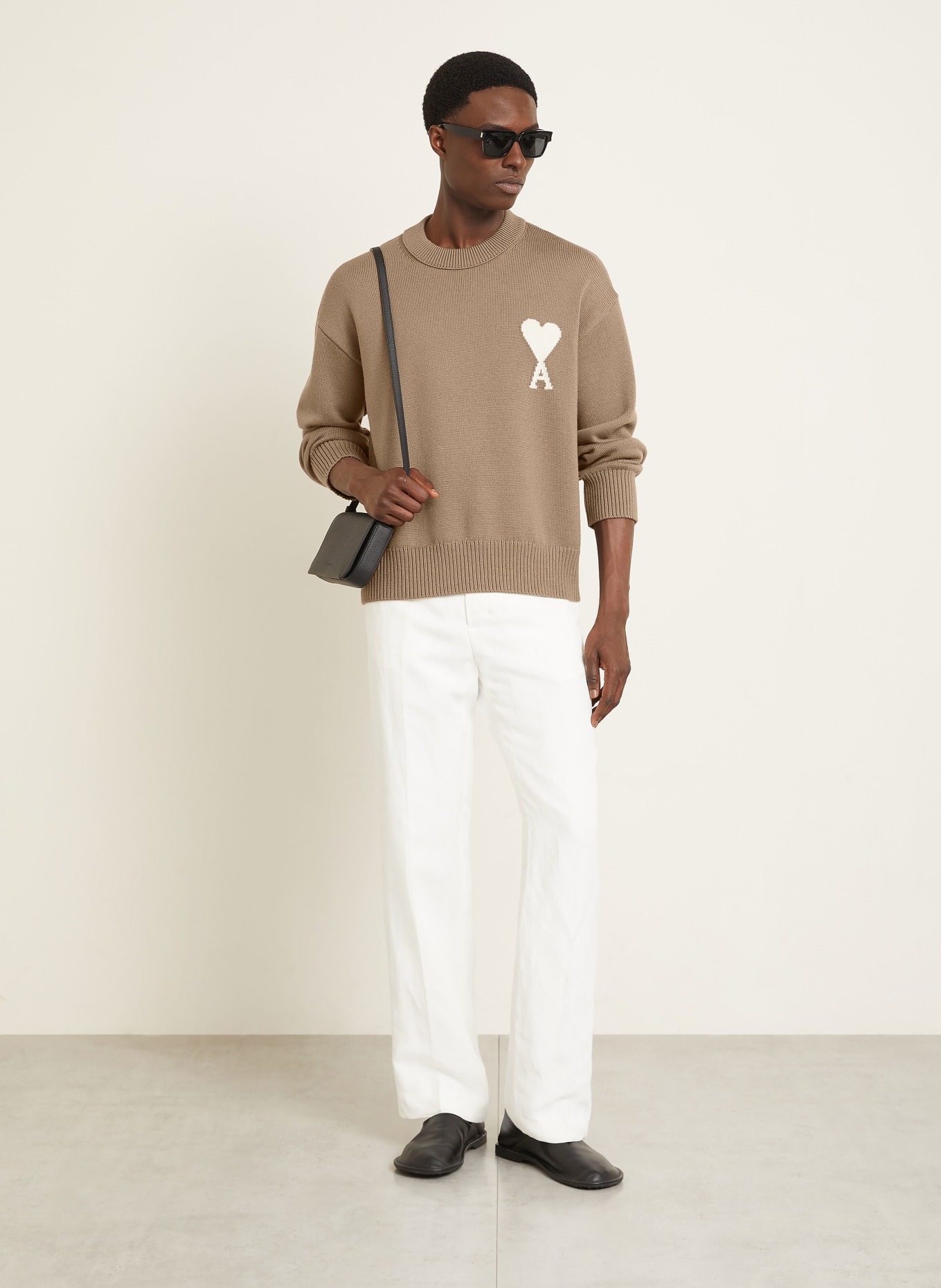 AMI PARIS Pullover: HELLBRAUN / WEISS