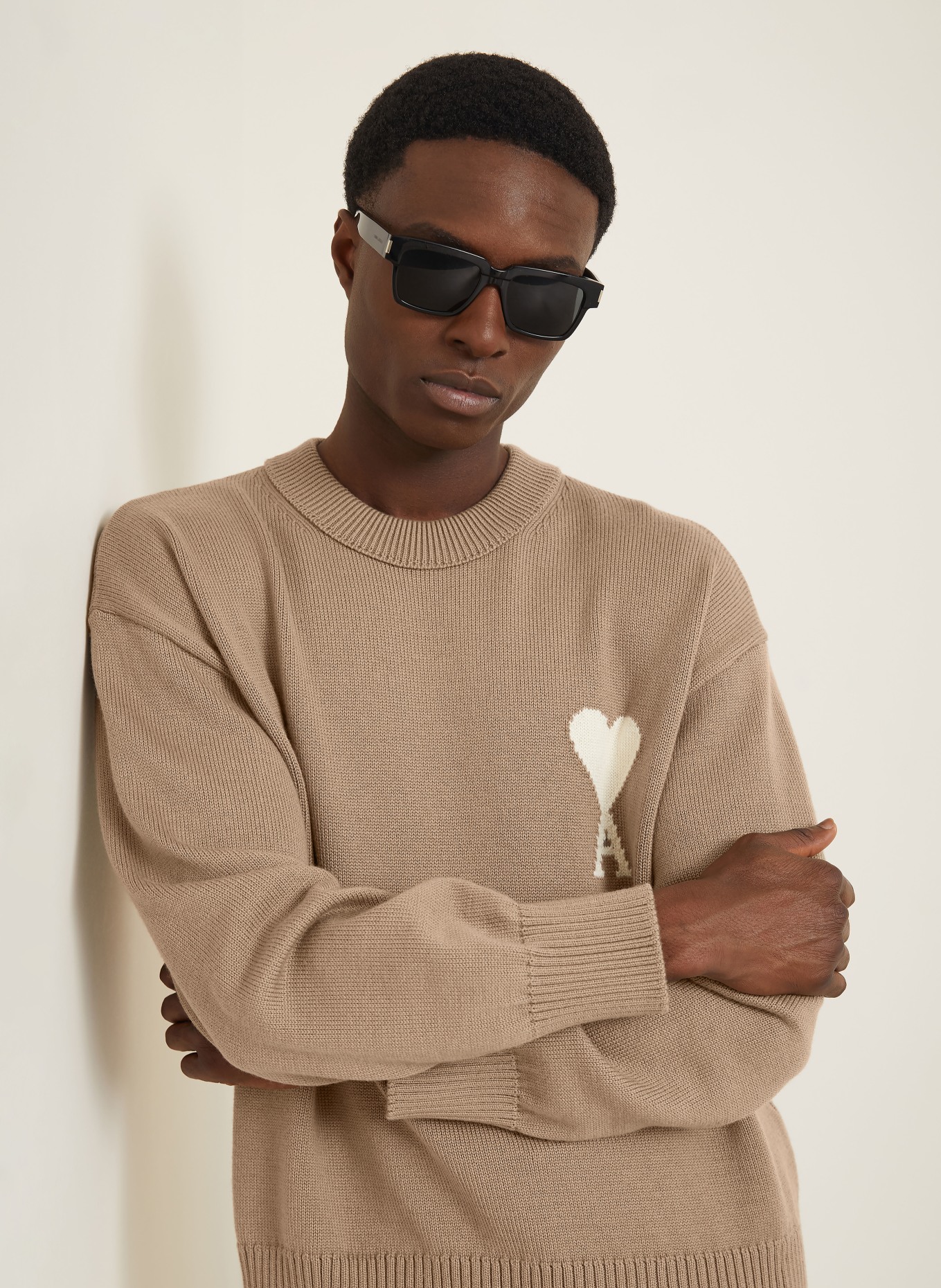 AMI PARIS Pullover: HELLBRAUN / WEISS