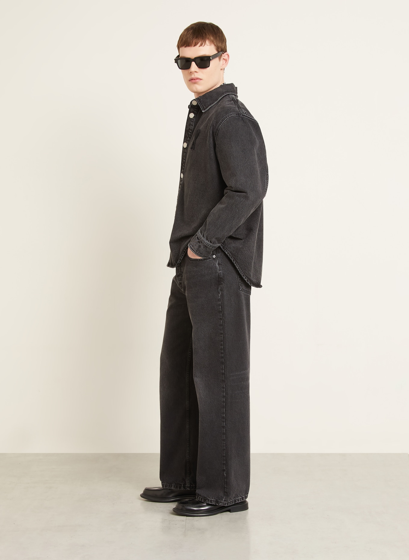 AMI PARIS Jeans met wijde pasvorm: 031 NOIR USED