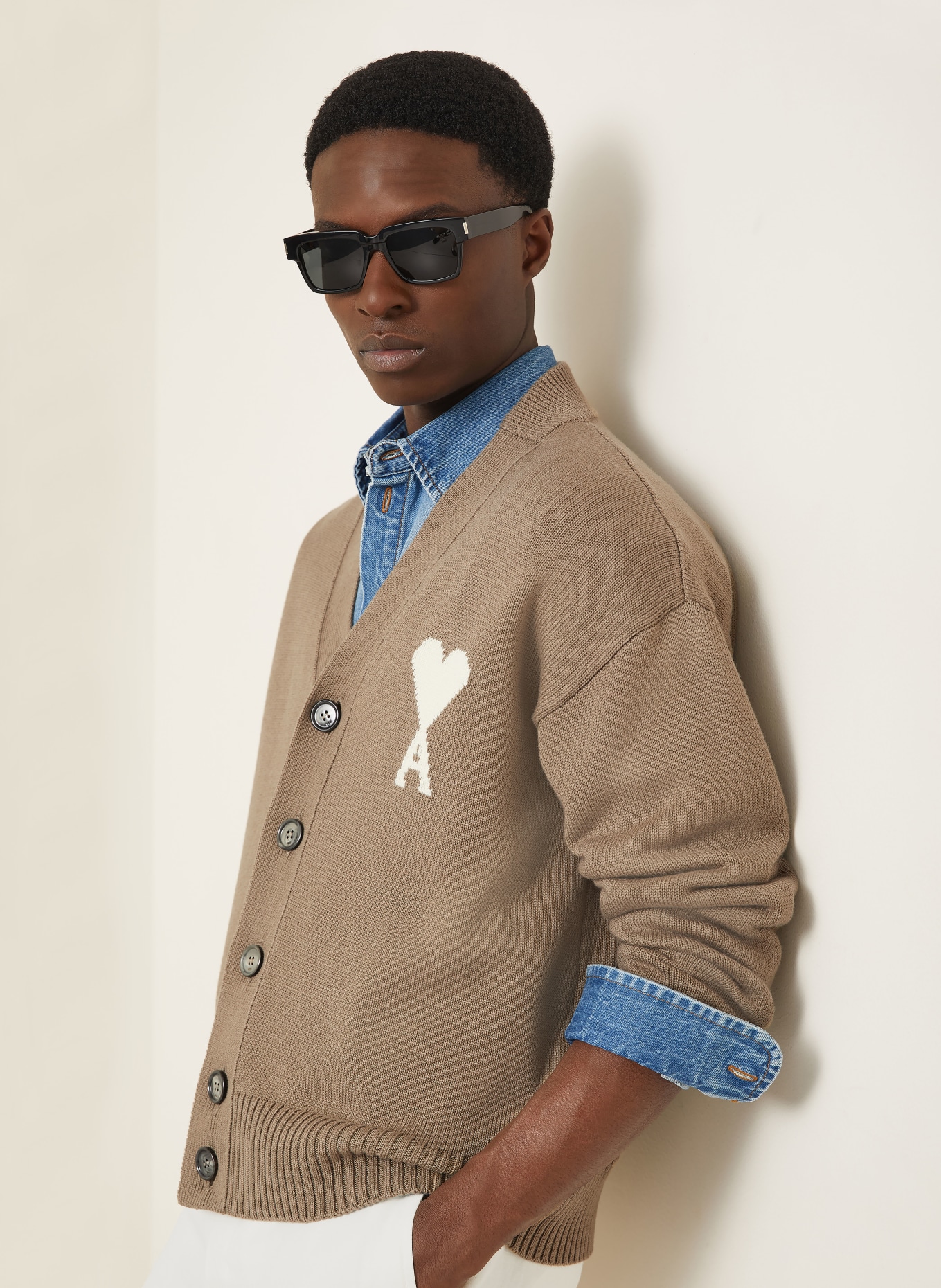 AMI PARIS Strickjacke: TAUPE / CREME