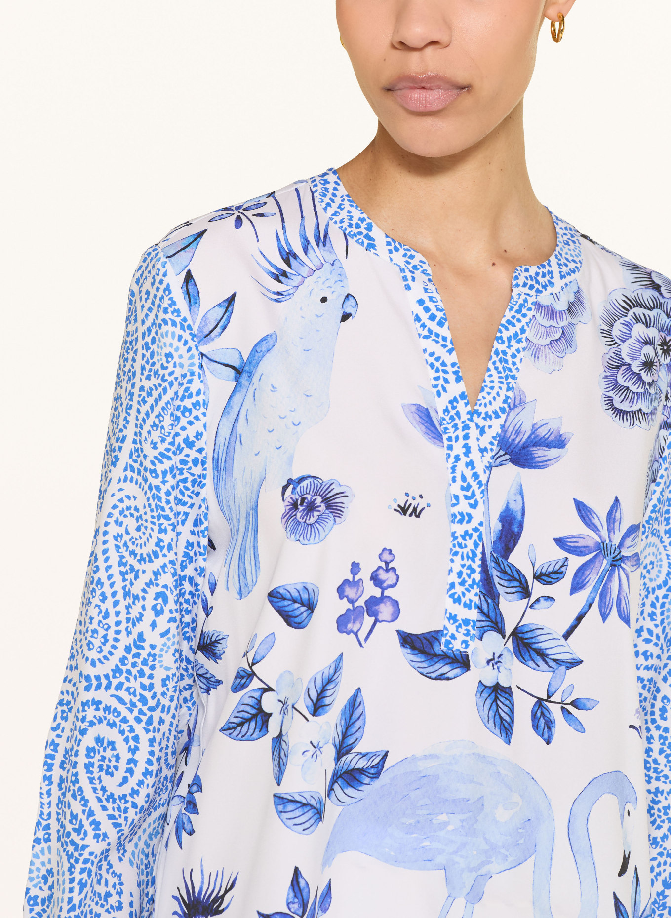 HERZENS Blusenshirt aus Seide: BLAU / WEISS