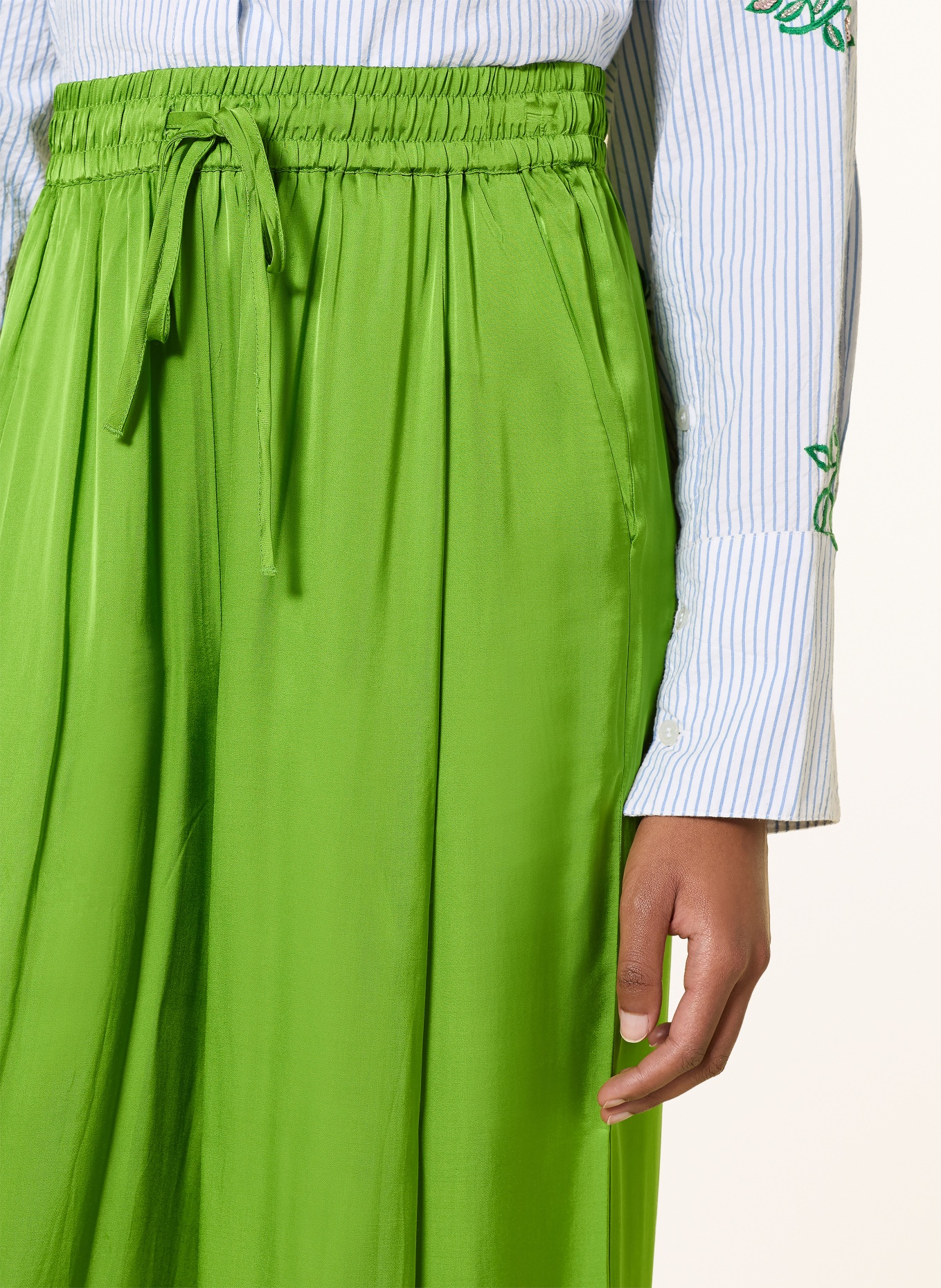 ESSENTIEL ANTWERP Marlenehose JULISSA aus Satin: GRÜN