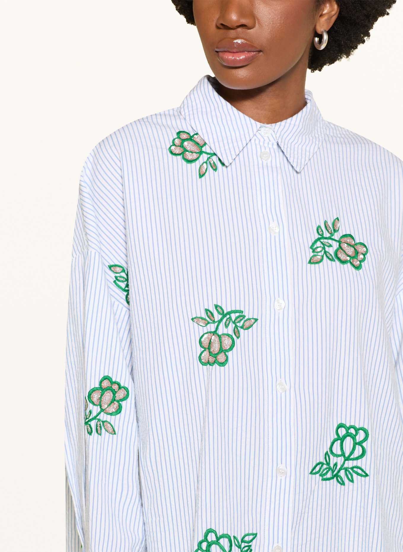 ESSENTIEL ANTWERP Hemdbluse JALINKI mit Schmucksteinen und Pailletten: HELLBLAU / GRÜN / WEISS