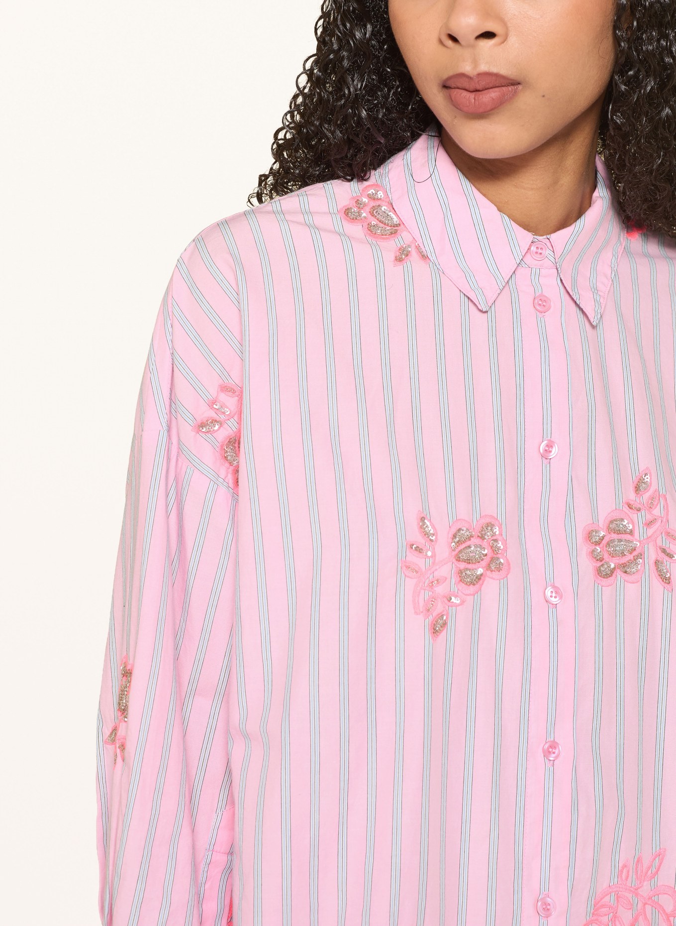 ESSENTIEL ANTWERP Hemdbluse JALINKI mit Schmucksteinen und Pailletten: PINK / NEONPINK / HELLBLAU