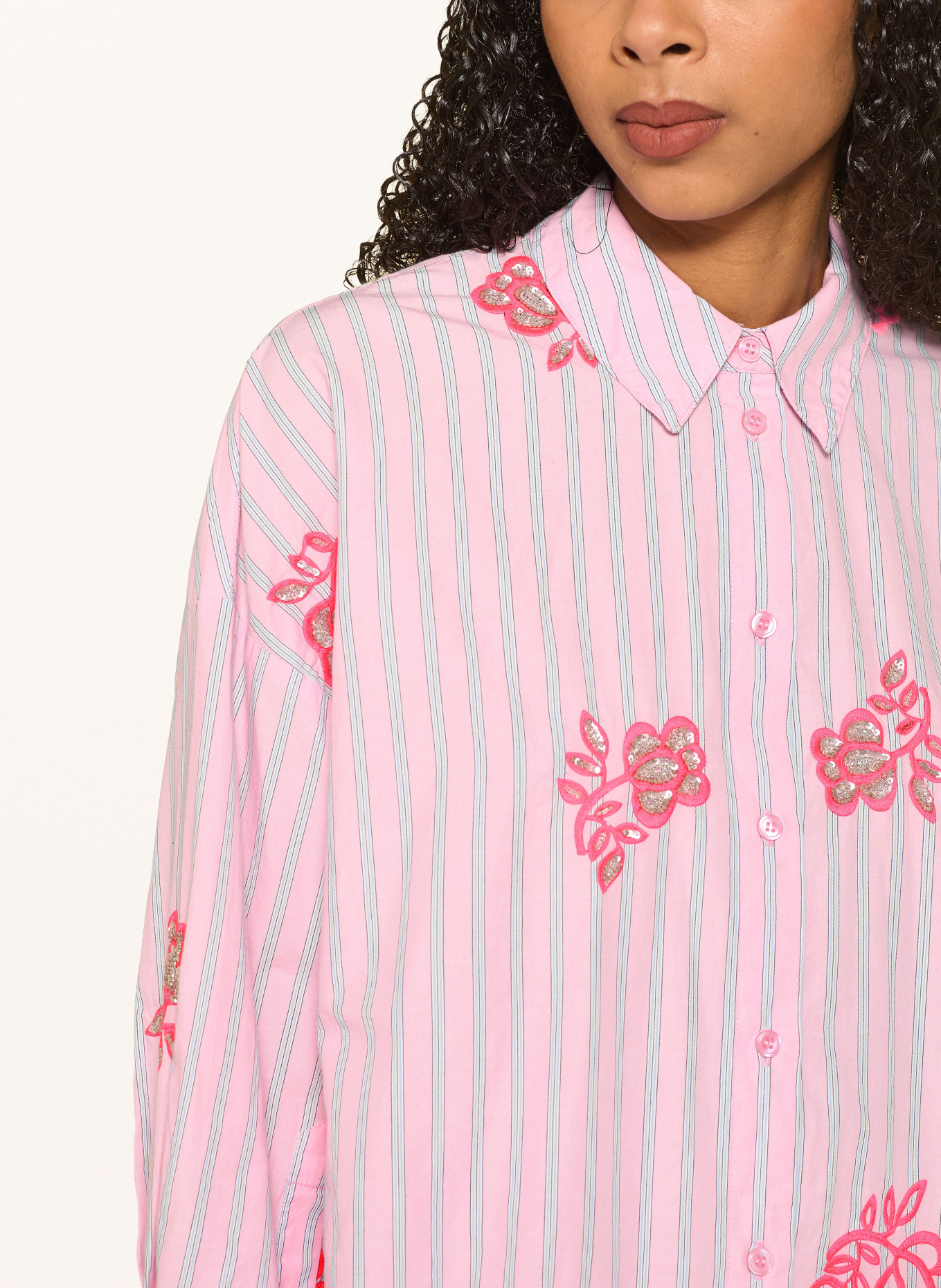 ESSENTIEL ANTWERP Hemdbluse JALINKI mit Schmucksteinen und Pailletten: PINK / NEONPINK / HELLBLAU