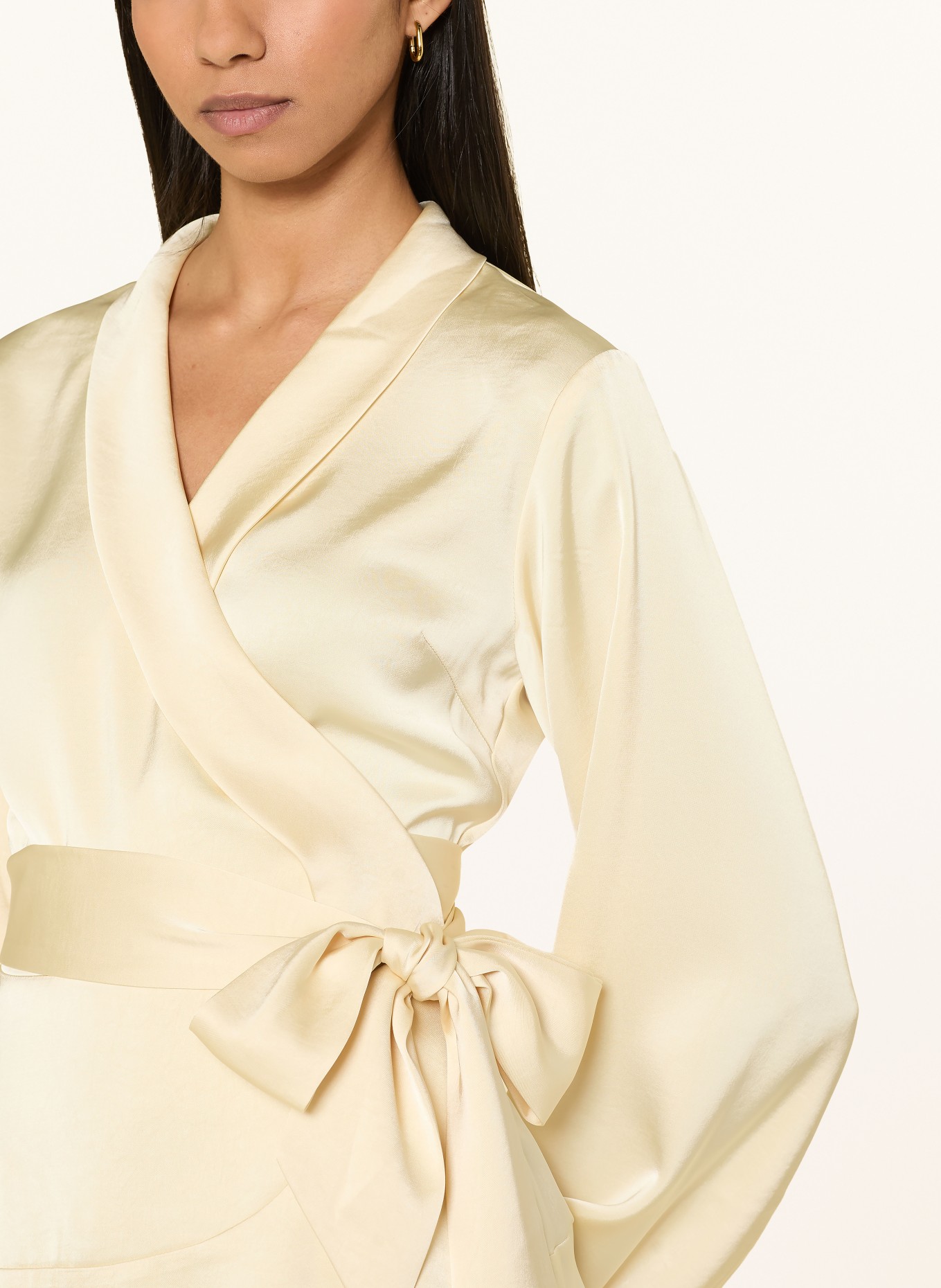 NEO NOIR Wickelkleid COLBIE aus Satin: HELLGELB