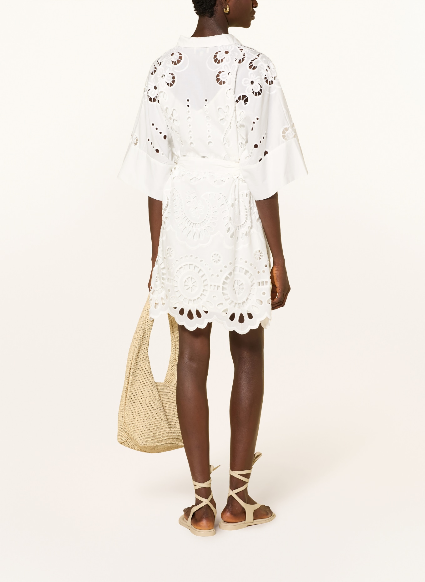 MISS JUNE Šaty ARIN s krajkou s otvory: BÍLÁ